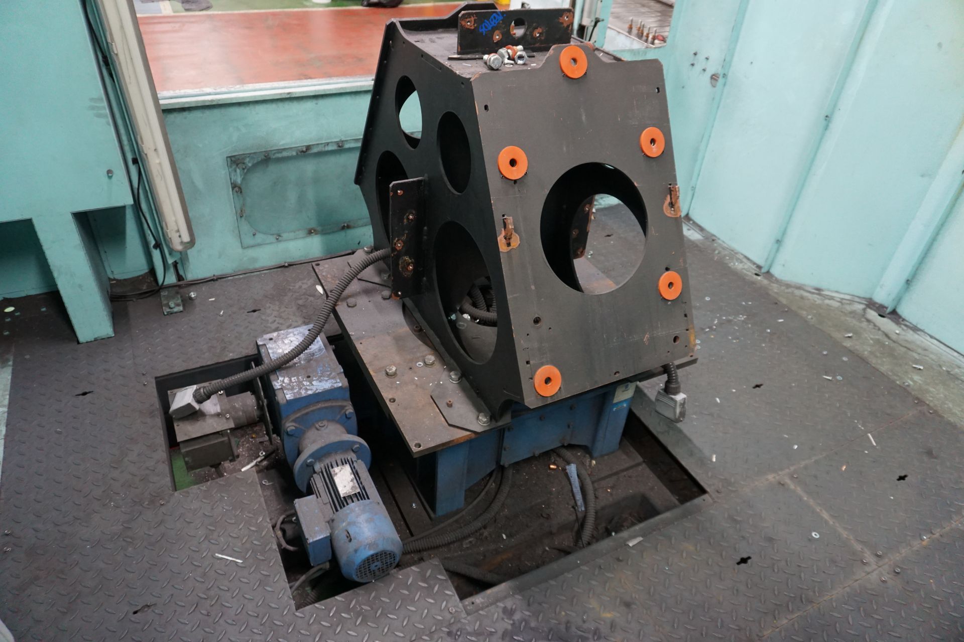 Box frame mounted spot-welding robot cell with a Yaskawa Motoman YR-ES165N-B00 6 axis spot weld robo - Image 13 of 14