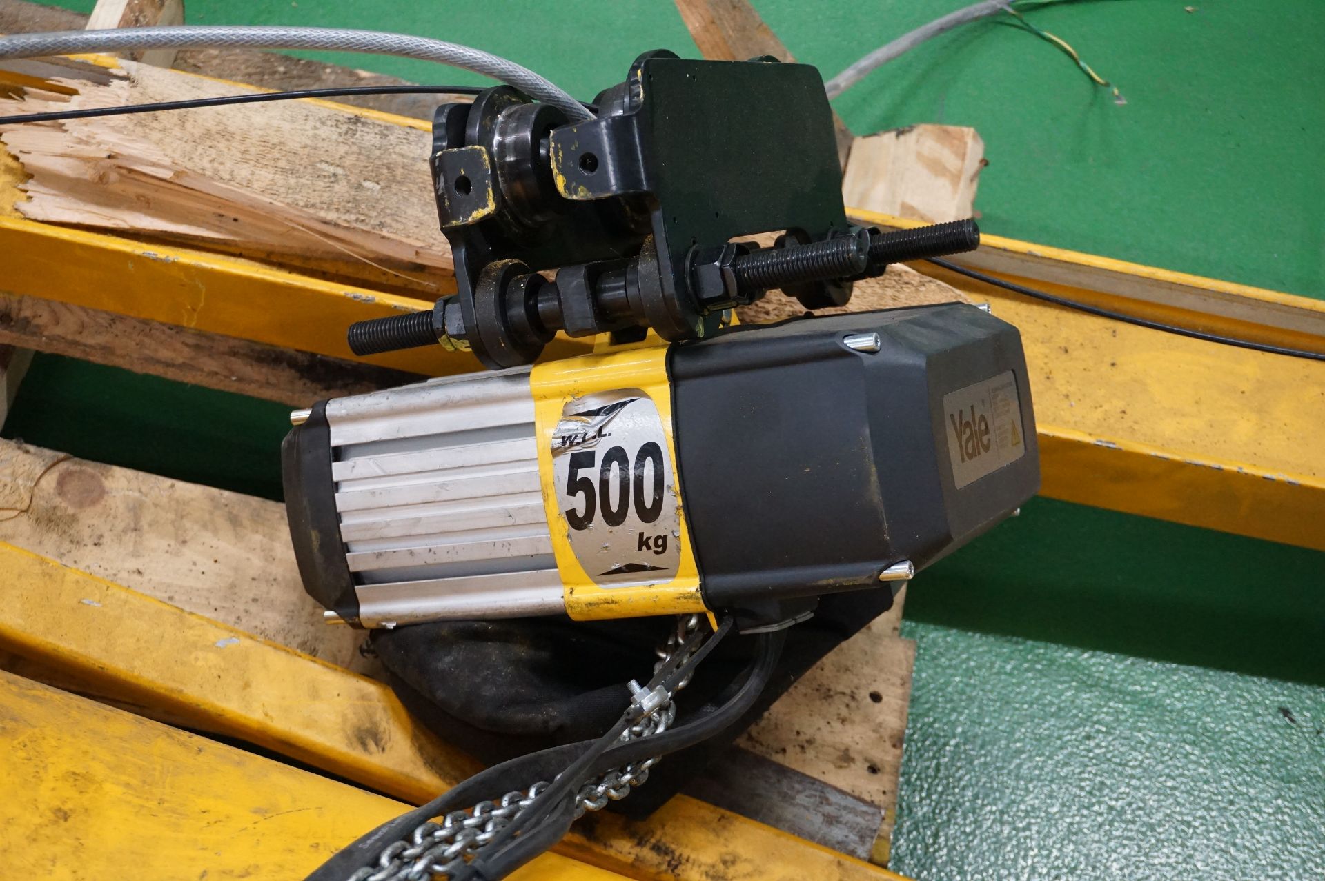 Unbranded swing arm jib crane with Yale 500kg electric chain hoist - Image 3 of 4