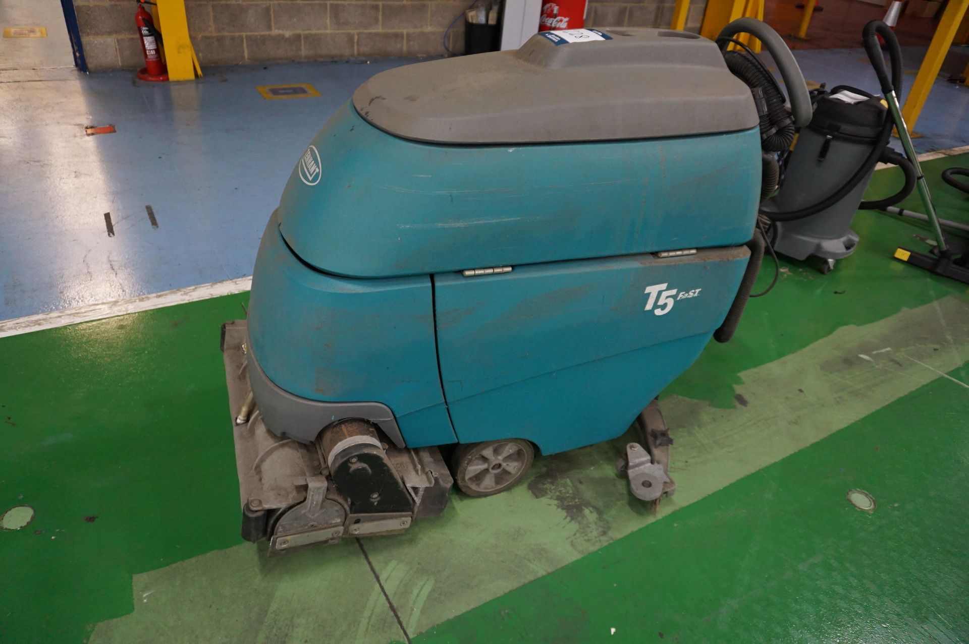 Tennant T5 fast industrial floor scrubber/dryer - Image 3 of 9