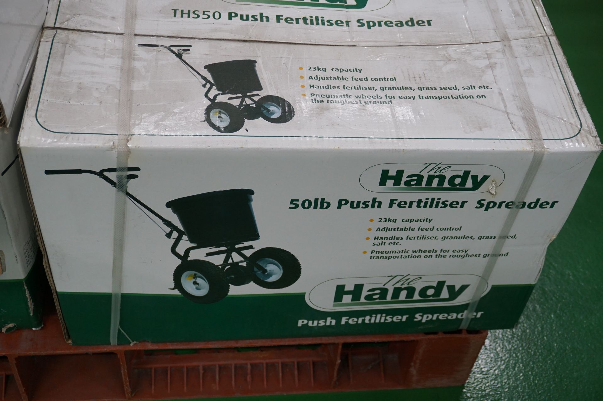 4 x Handy THS50 50lb push fertiliser spreaders - Image 3 of 3