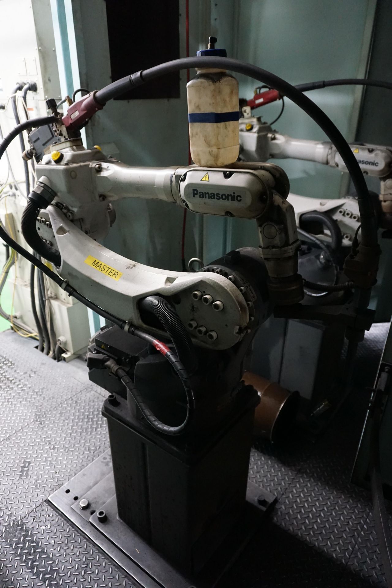 Box frame mounted MiG welding robot cell with 2 x Panasonic TA-1400 6 axis MiG robots - Image 13 of 16