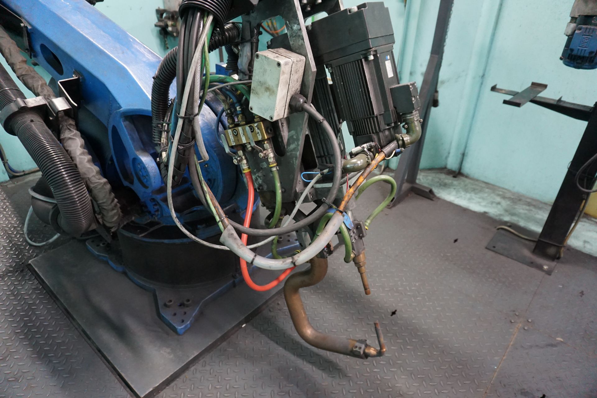 Box frame mounted spot-welding robot cell with a Yaskawa Motoman YR-ES165N-B00 6 axis spot weld robo - Image 10 of 14