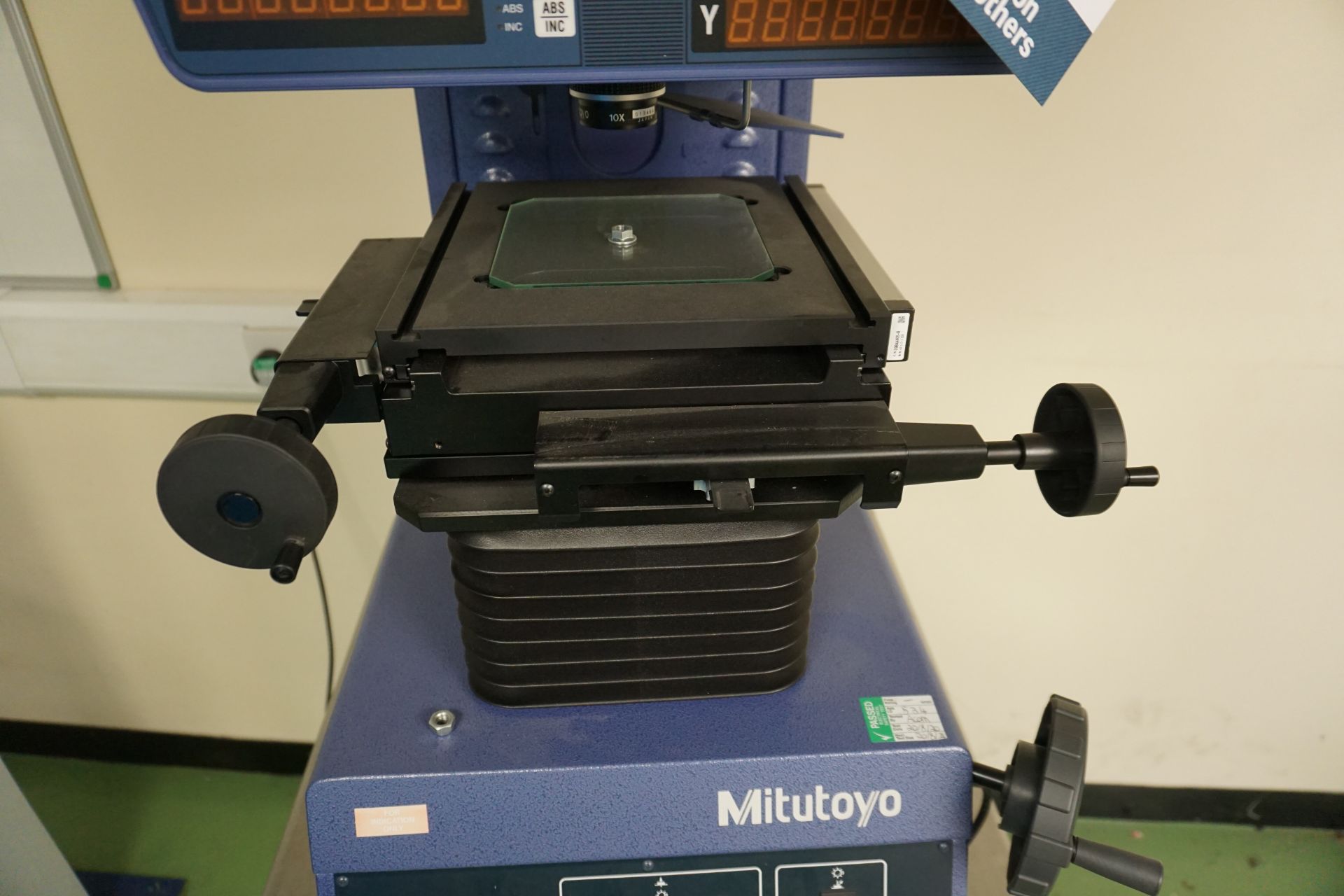 Mitutoyo PJ- R3000 profile projector with stand - Bild 5 aus 7
