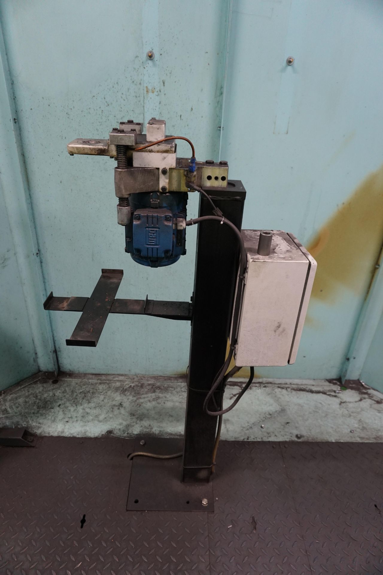 Box frame mounted spot-welding robot cell with a Yaskawa Motoman YR-ES165N-B00 6 axis spot weld robo - Image 11 of 14