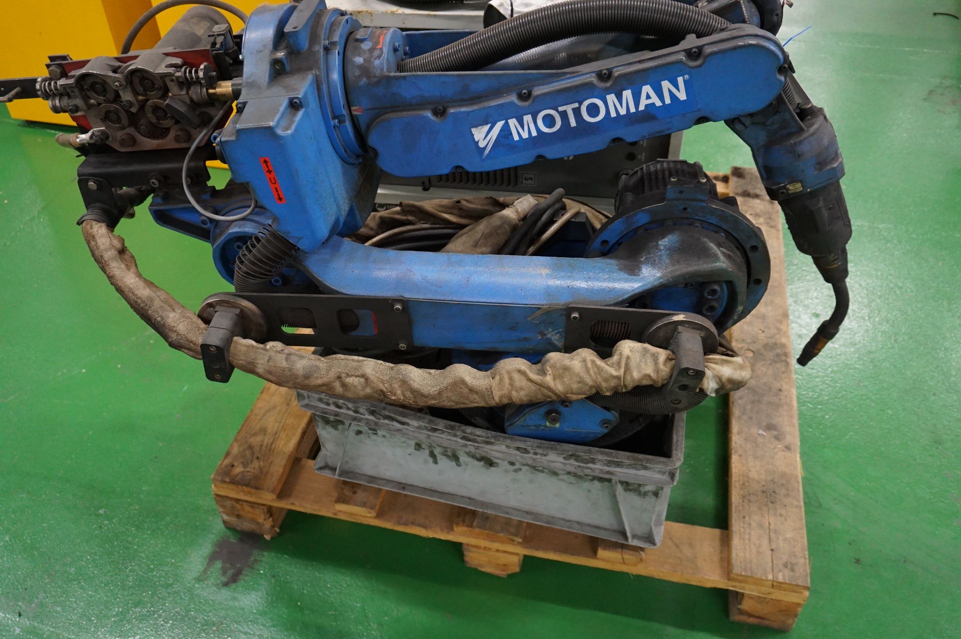 Motoman YR-FA1400N-B00 6 axis MiG welding robot with a Panasonic YD-350RF2 digital interface and a M - Image 2 of 8