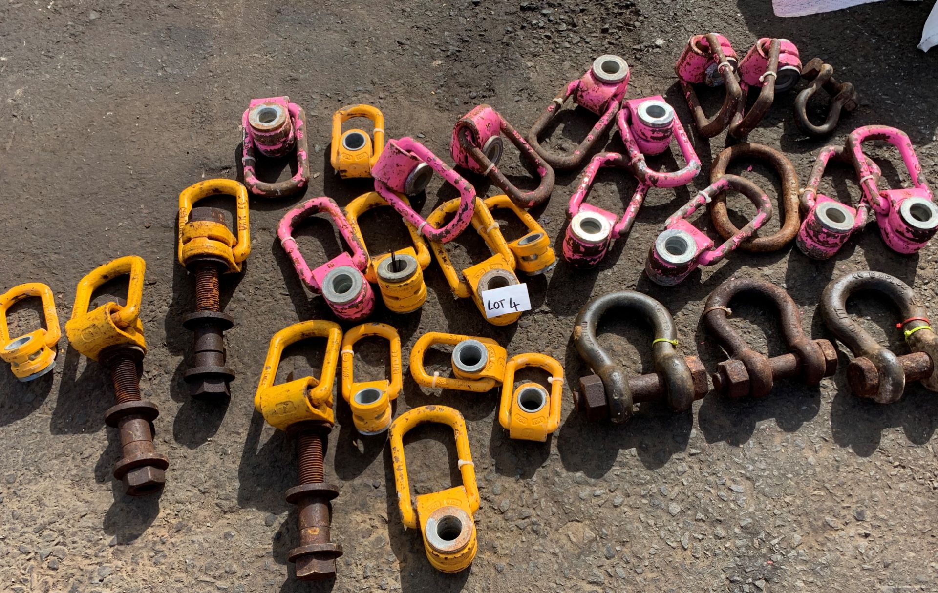 ASSORTMENT OF SHACKLES