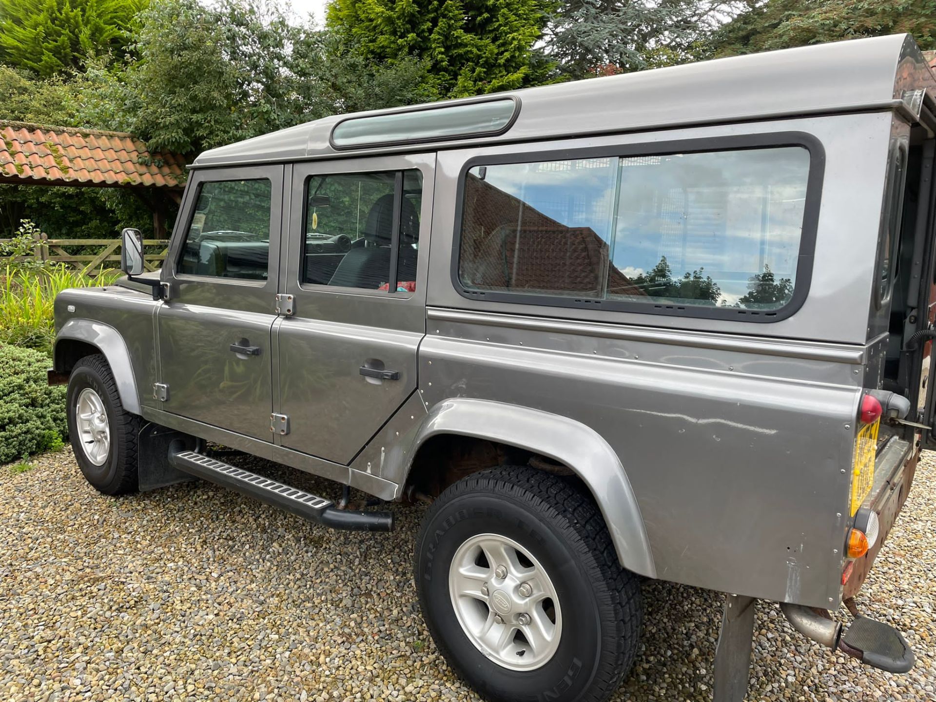 Land Rover Defender (2007)- 5 Door- REG MF57 00C- MOT until Oct 2022- Metallic Grey- 47k Miles - Image 4 of 8