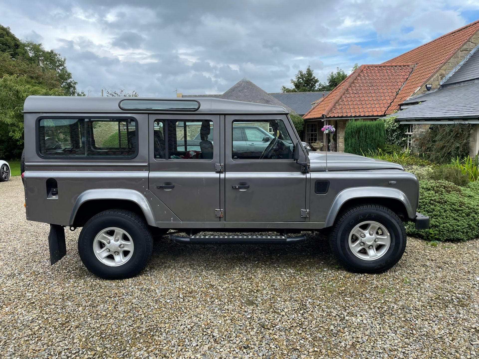 Land Rover Defender (2007)- 5 Door- REG MF57 00C- MOT until Oct 2022- Metallic Grey- 47k Miles - Image 2 of 8