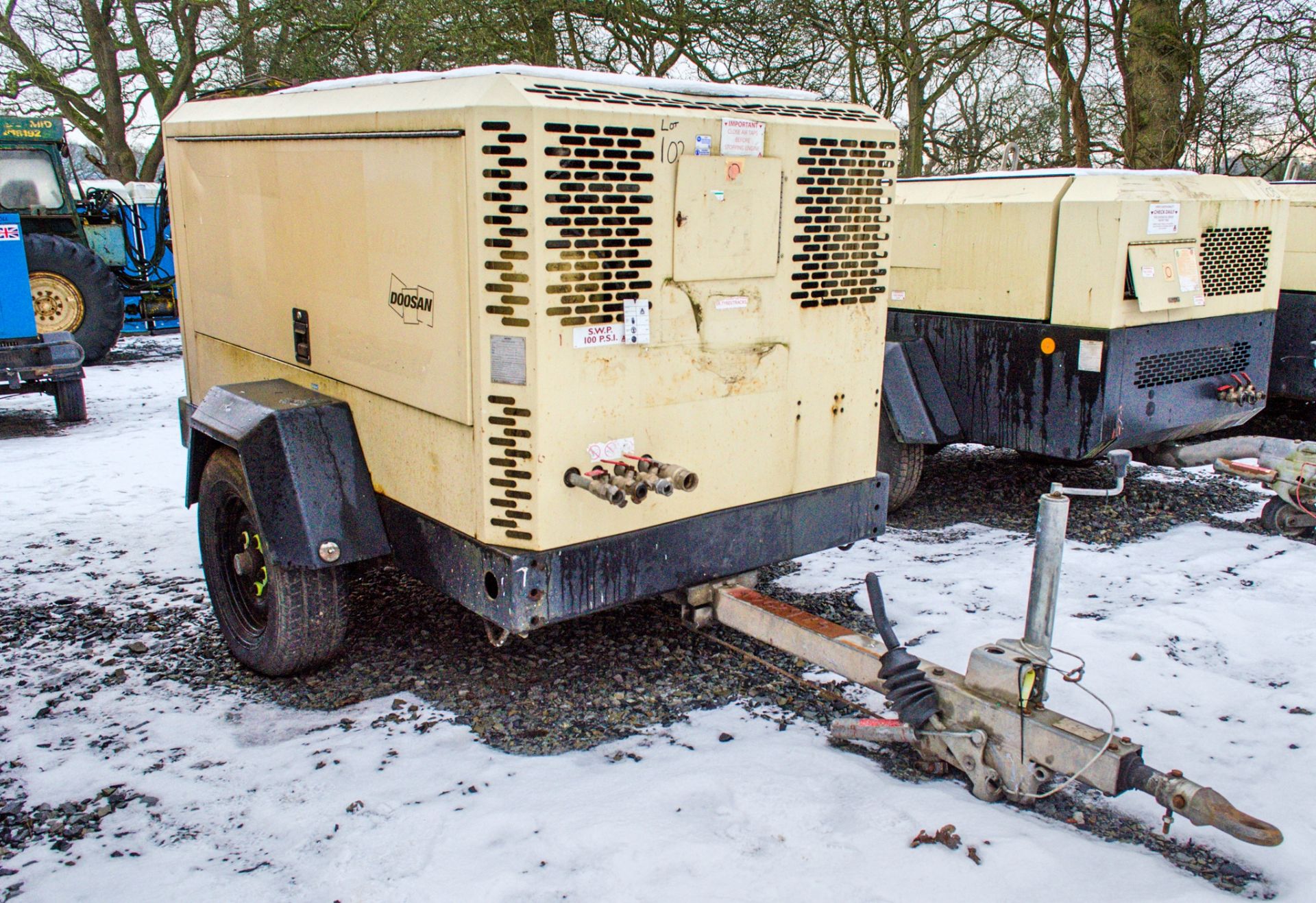 Doosan 7/120 400 cfm diesel driven mobile air compressor Year: 2011 S/N: 659219 Recorded Hours: 3506