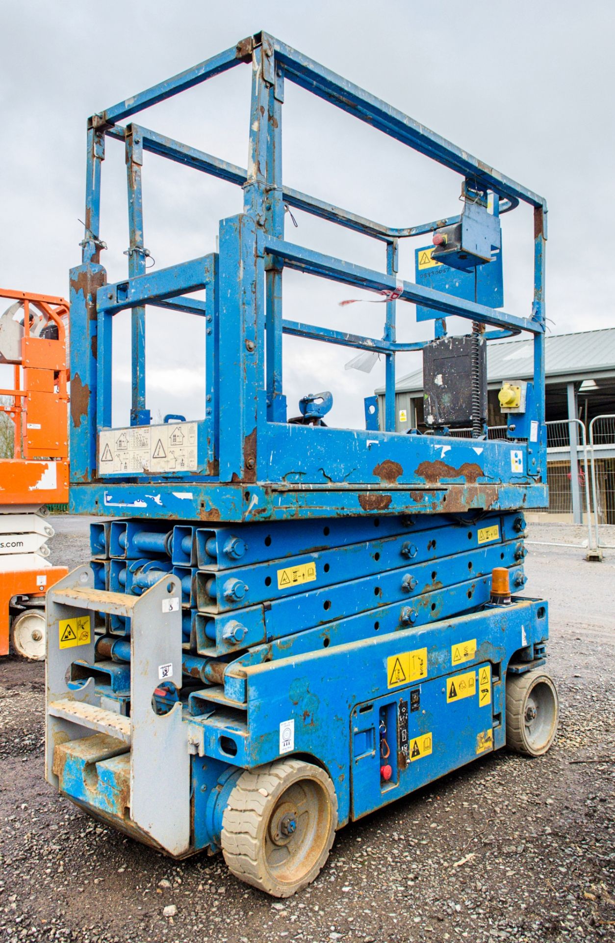 Genie GS1932 battery electric scissor lift access platform Year: 2008 S/N: 086292 Recorded Hours: