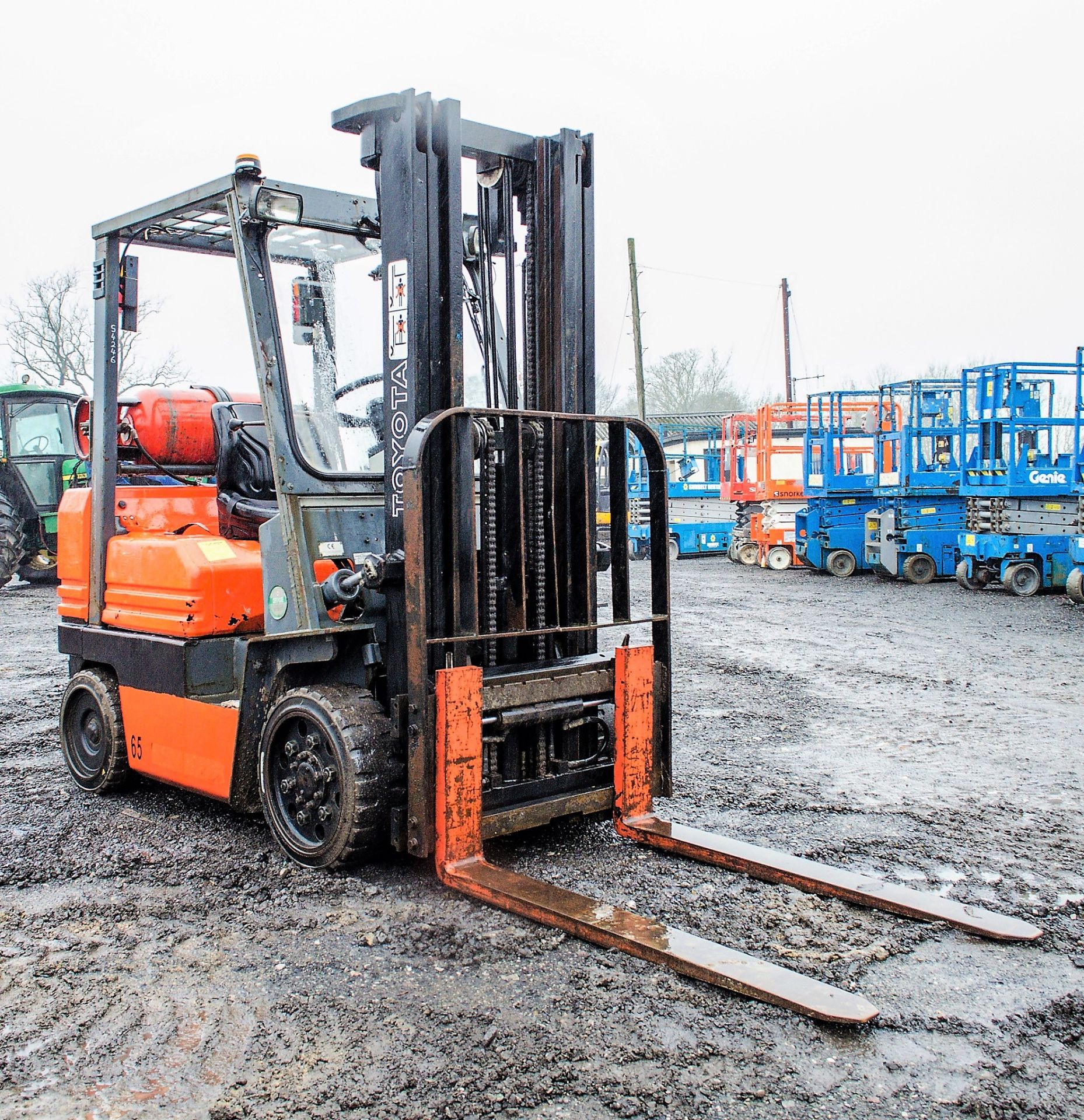 Toyota SFGC25 2.5 tonne gas powered fork lift truck Year: 1995 S/N: 83483 Recorded Hours: 13302 333 - Image 2 of 14