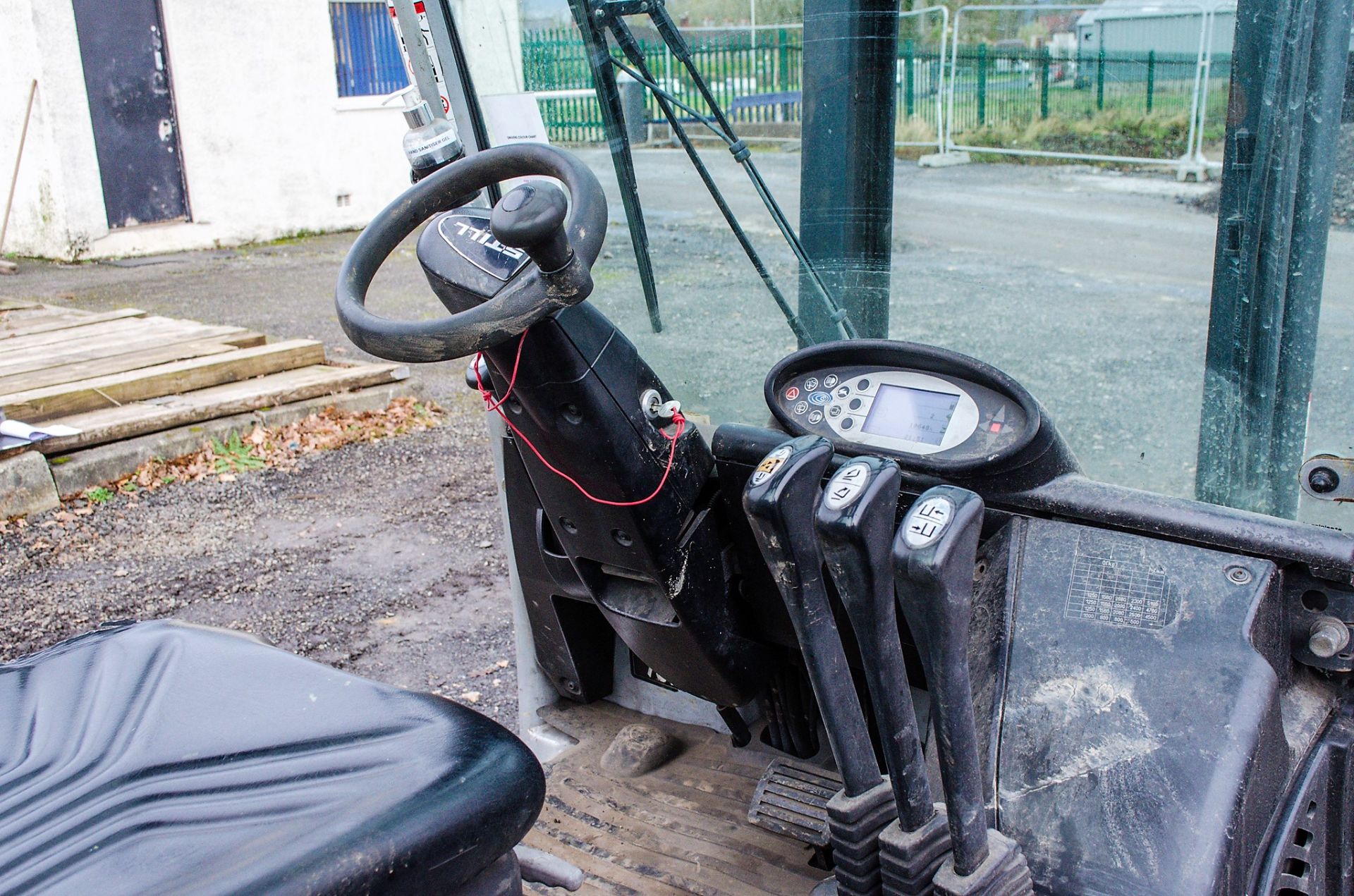 Still RX60-25 2.5 tonne gas powered fork lift truck Year: 2010 S/N: A00030 Recorded Hours: 10648 - Image 12 of 15