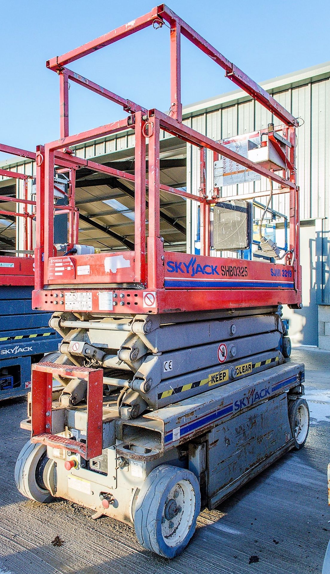 Skyjack SJIII 3219 battery electric scissor lift access platform Year: 2012 S/N: 22036535 SHB0325 - Image 3 of 8