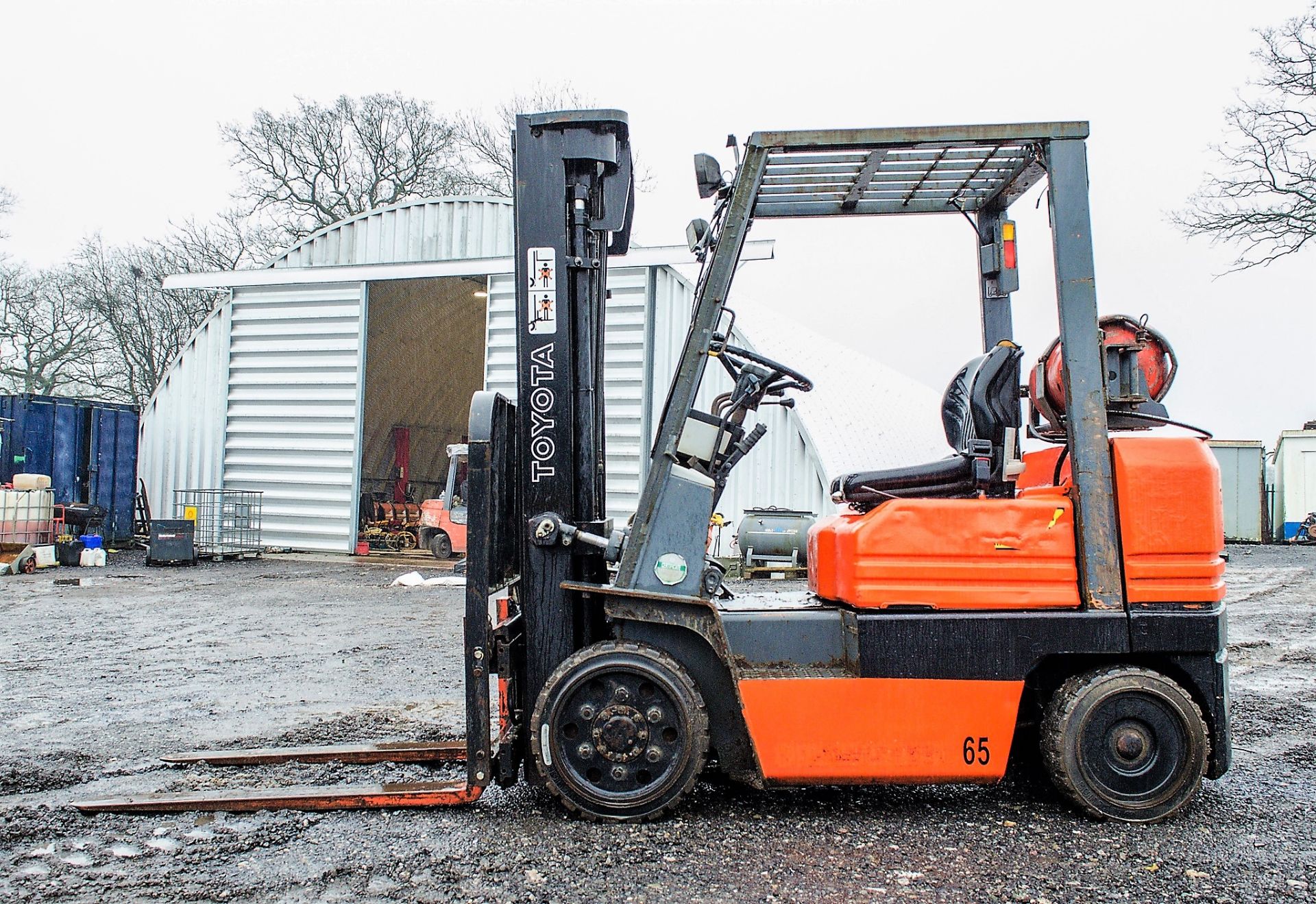 Toyota SFGC25 2.5 tonne gas powered fork lift truck Year: 1995 S/N: 83483 Recorded Hours: 13302 333 - Image 7 of 14