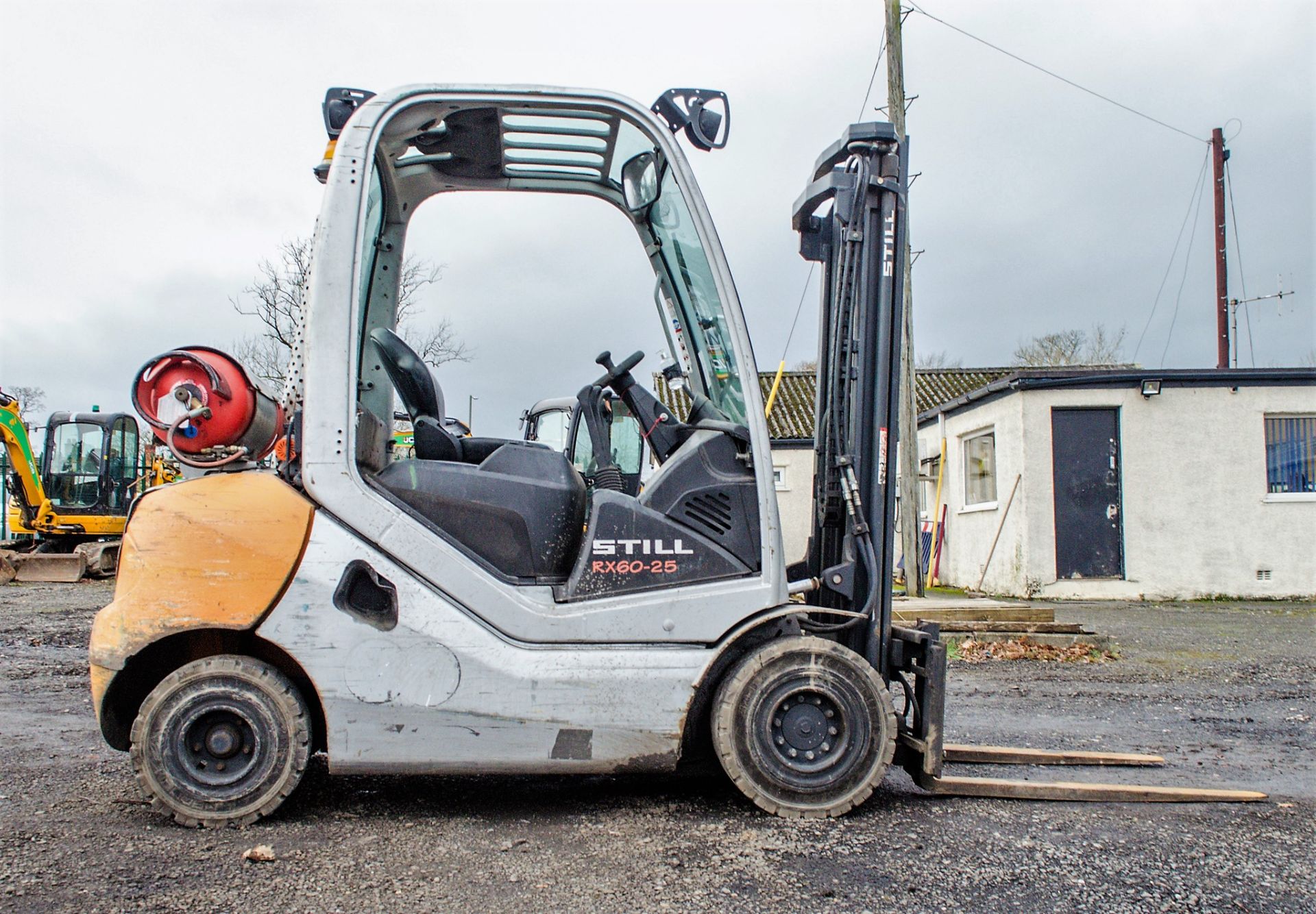 Still RX60-25 2.5 tonne gas powered fork lift truck Year: 2010 S/N: A00030 Recorded Hours: 10648 - Image 8 of 15
