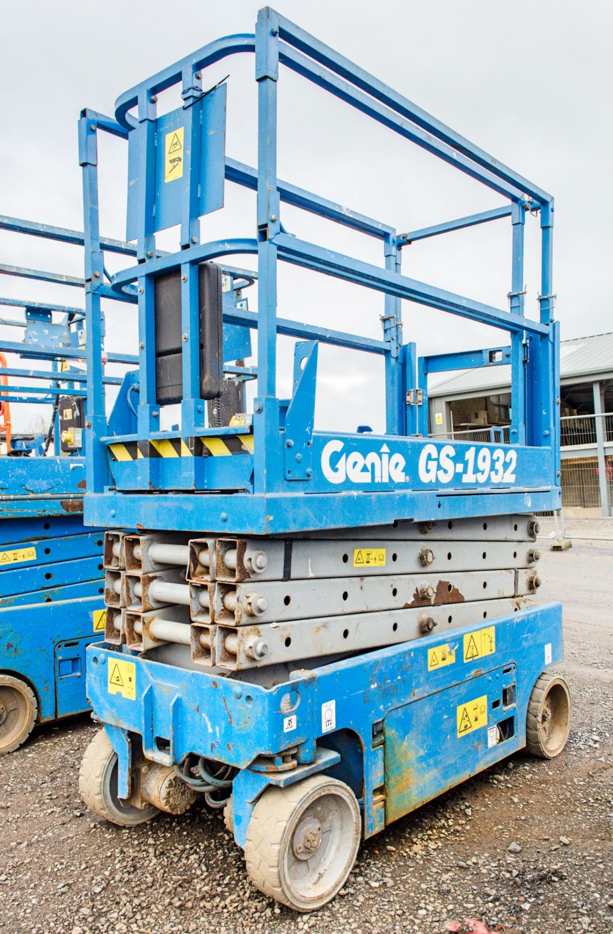 Genie GS1932 battery electric scissor lift access platform Year: 2008 S/N:  Recorded Hours: 254 - Image 4 of 6