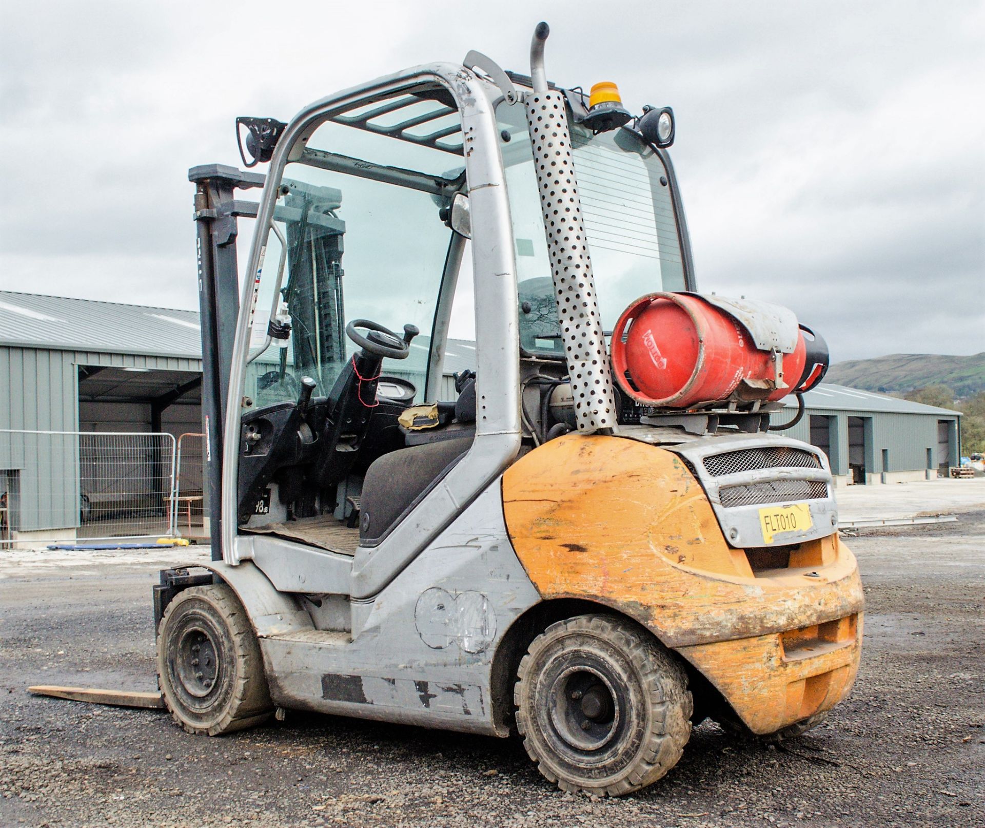 Still RX60-25 2.5 tonne gas powered fork lift truck Year: 2010 S/N: A00030 Recorded Hours: 10648 - Image 4 of 15