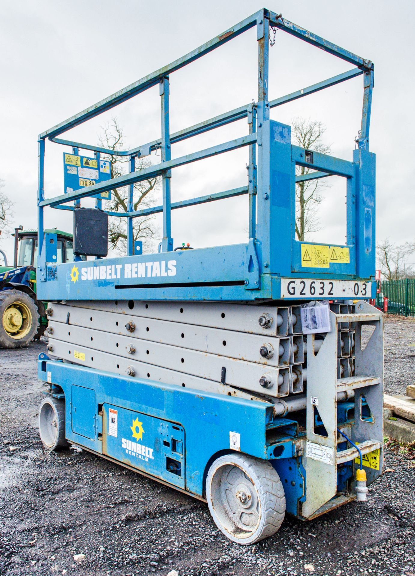 Genie GS2632 battery electric scissor lift access platform Year: 2008 S/N: 91671 Recorded Hours: 415 - Image 4 of 7