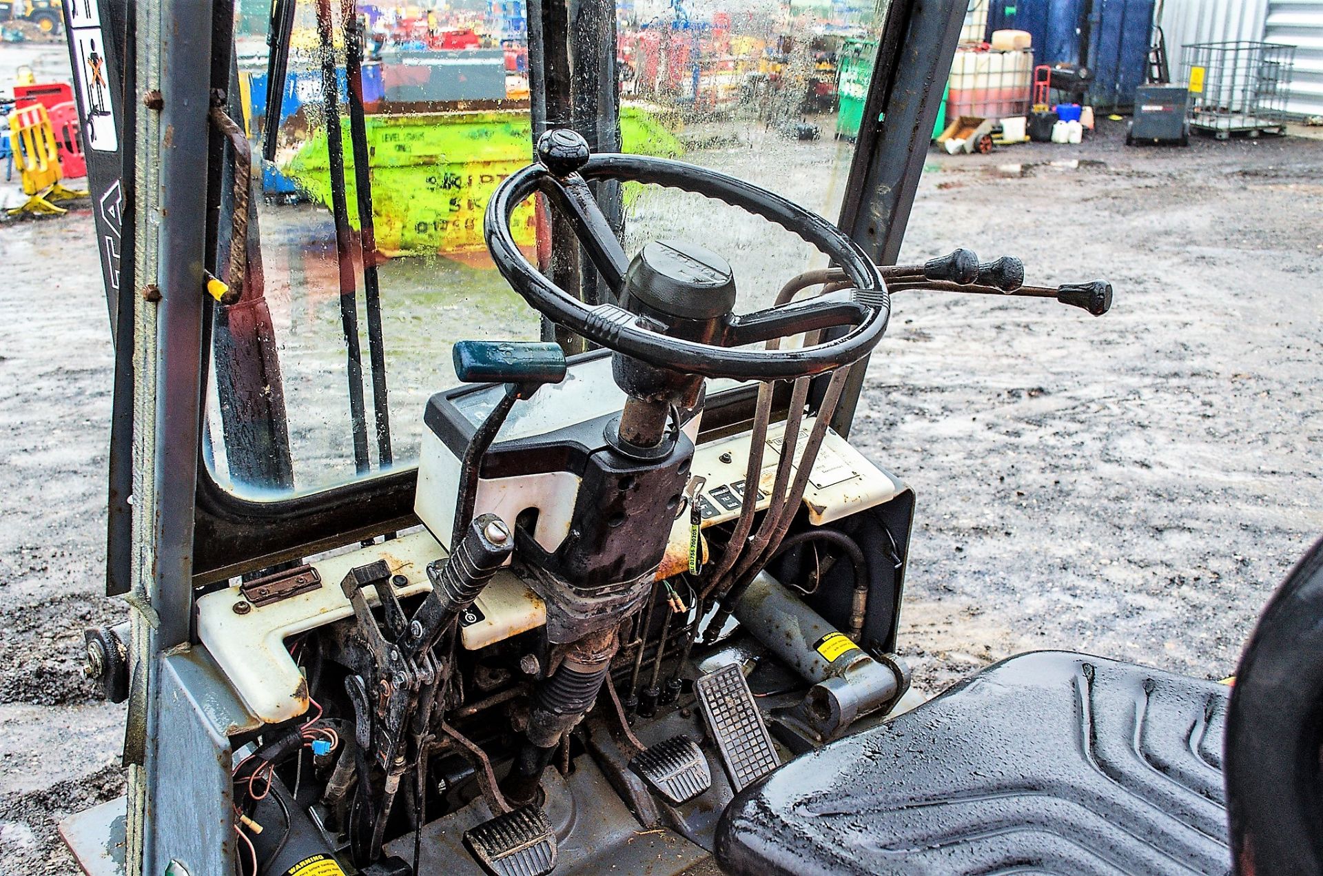 Toyota SFGC25 2.5 tonne gas powered fork lift truck Year: 1995 S/N: 83483 Recorded Hours: 13302 333 - Image 13 of 14