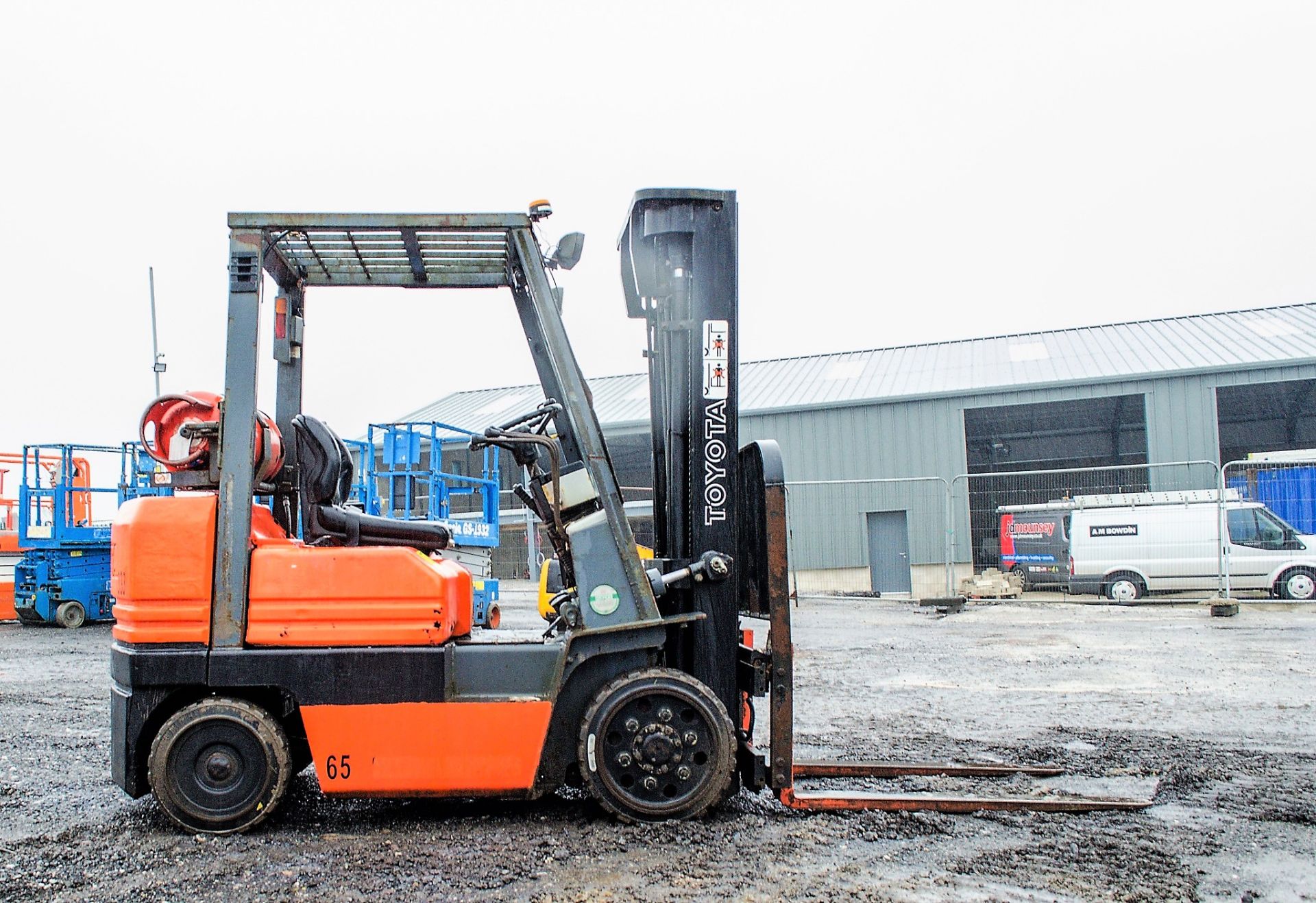 Toyota SFGC25 2.5 tonne gas powered fork lift truck Year: 1995 S/N: 83483 Recorded Hours: 13302 333 - Image 8 of 14