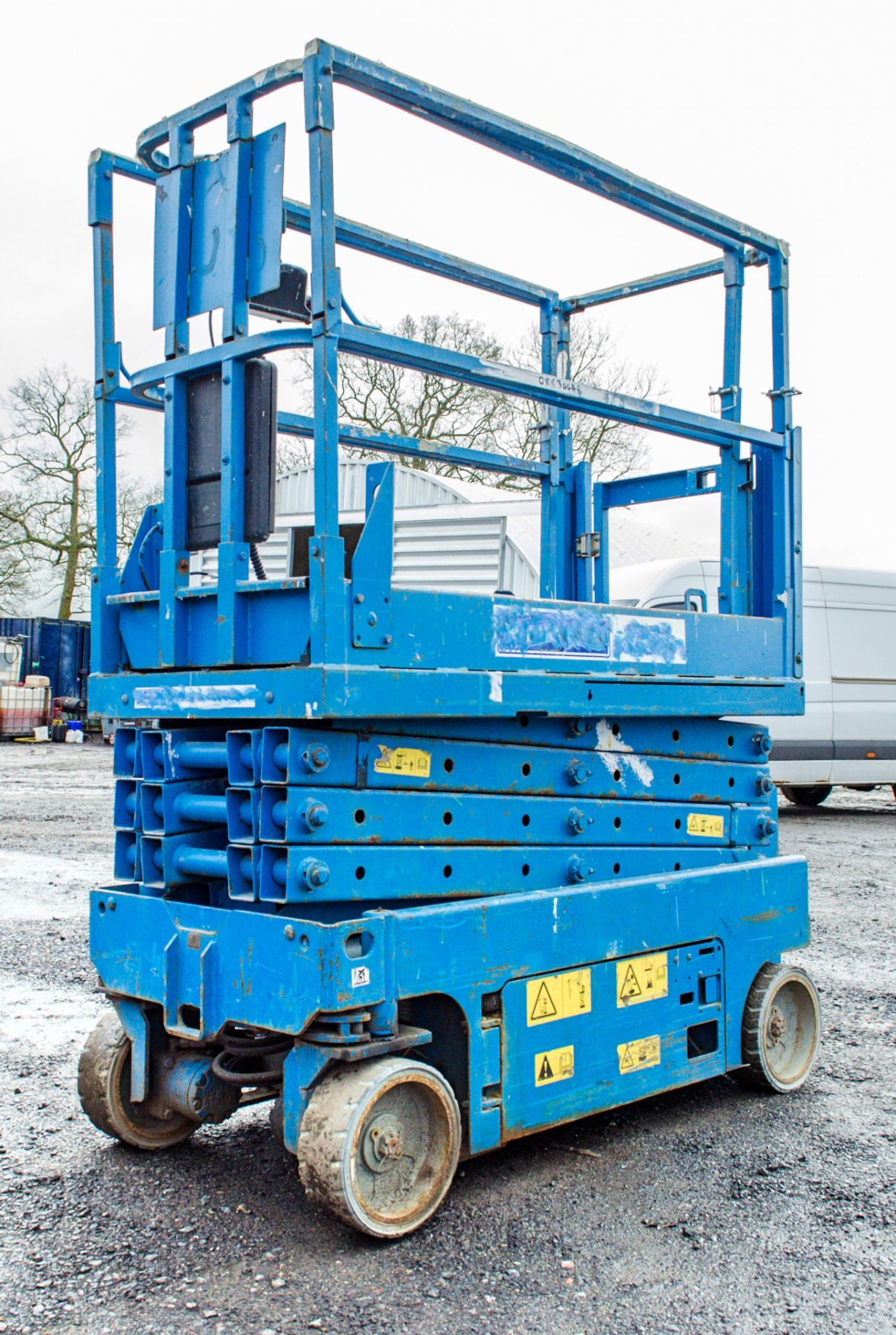 Genie GS1932 battery electric scissor lift access platform Year: 2008 S/N: 91671 Recorded Hours: 403 - Image 4 of 7