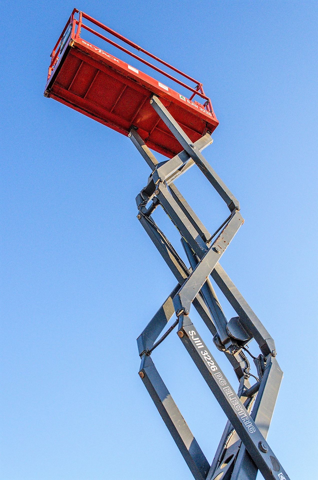 Skyjack SJIII 3226 battery electric scissor lift access platform Year: 2013 S/N: 27015503 SHB0481 - Image 6 of 8