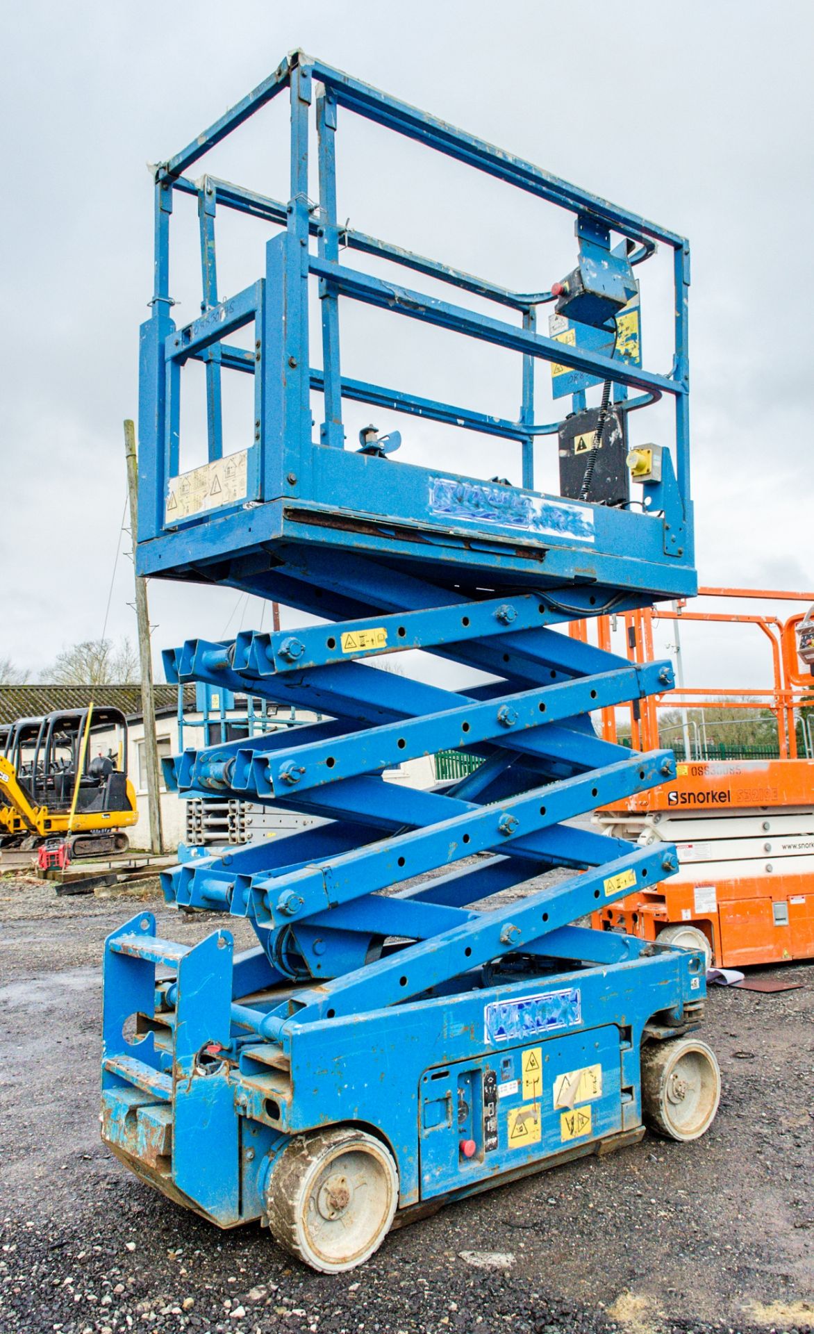Genie GS1932 battery electric scissor lift access platform Year: 2008 S/N: 91671 Recorded Hours: 403 - Image 5 of 7