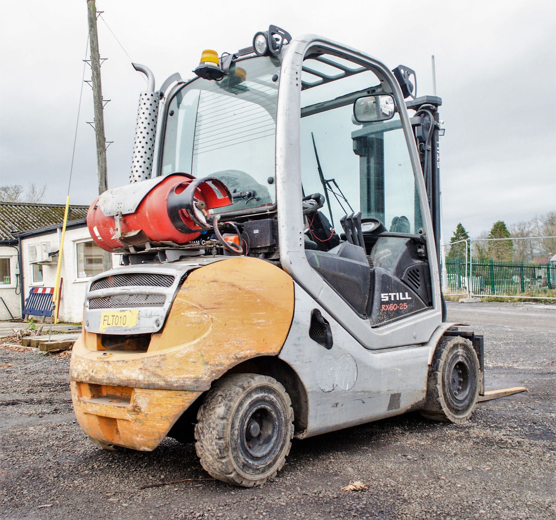 Still RX60-25 2.5 tonne gas powered fork lift truck Year: 2010 S/N: A00030 Recorded Hours: 10648 - Image 3 of 15