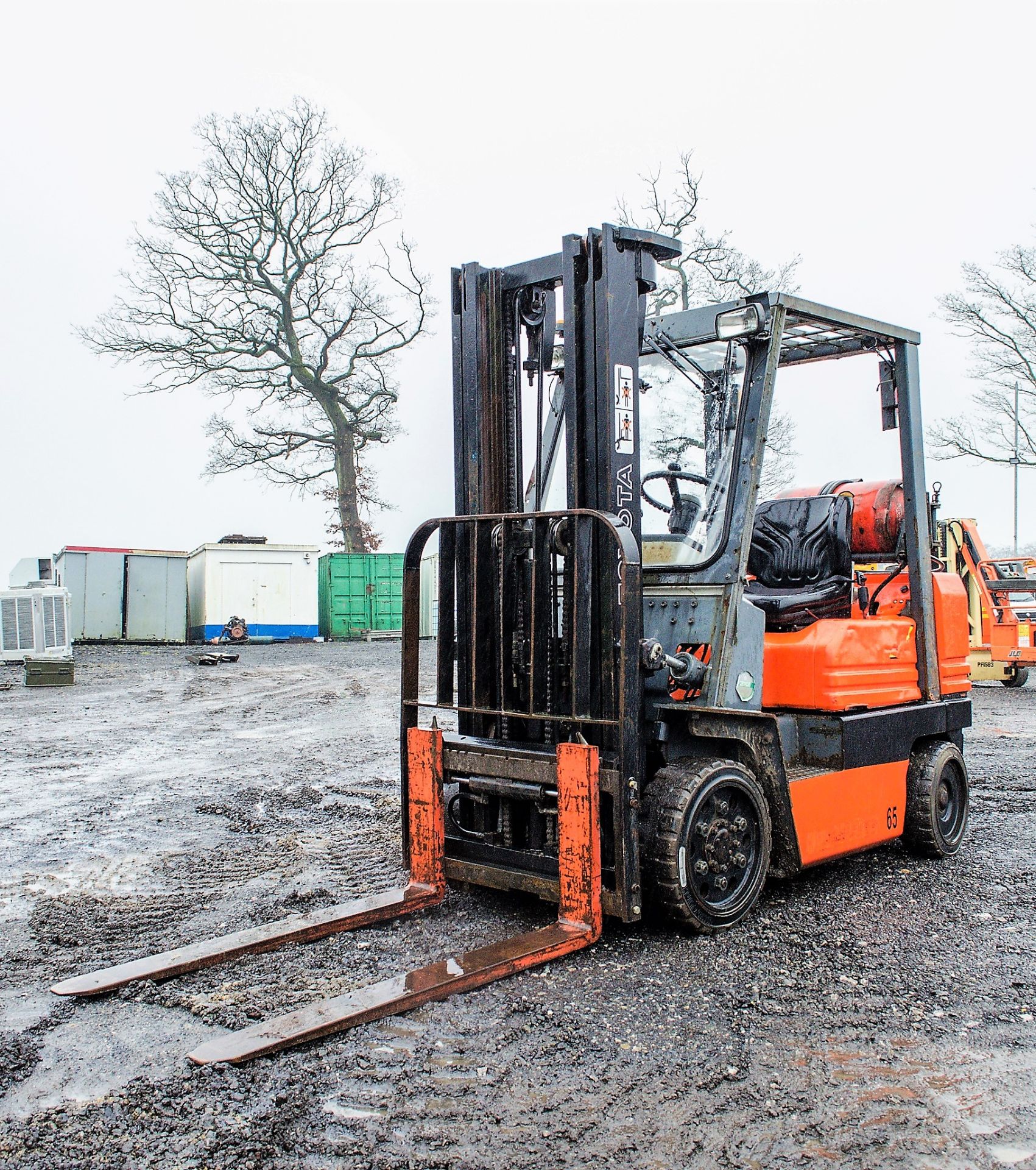 Toyota SFGC25 2.5 tonne gas powered fork lift truck Year: 1995 S/N: 83483 Recorded Hours: 13302 333