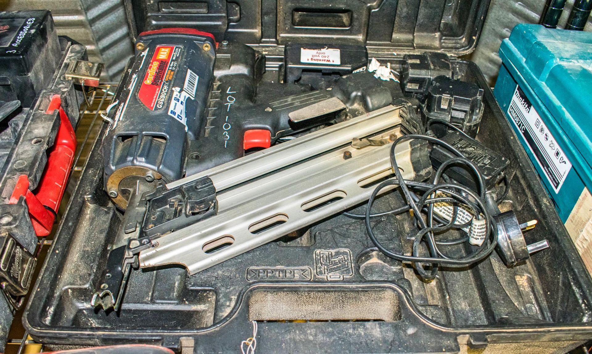 Max cordless nail gun c/w 2 batteries, charger & carry case