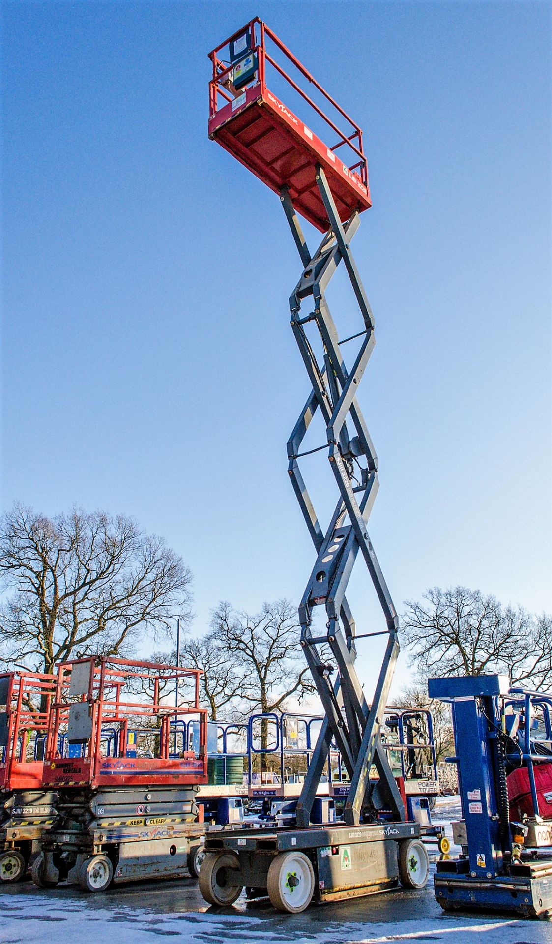 Skyjack SJIII 3226 battery electric scissor lift access platform Year: 2013 S/N: 27015503 SHB0481 - Image 5 of 8