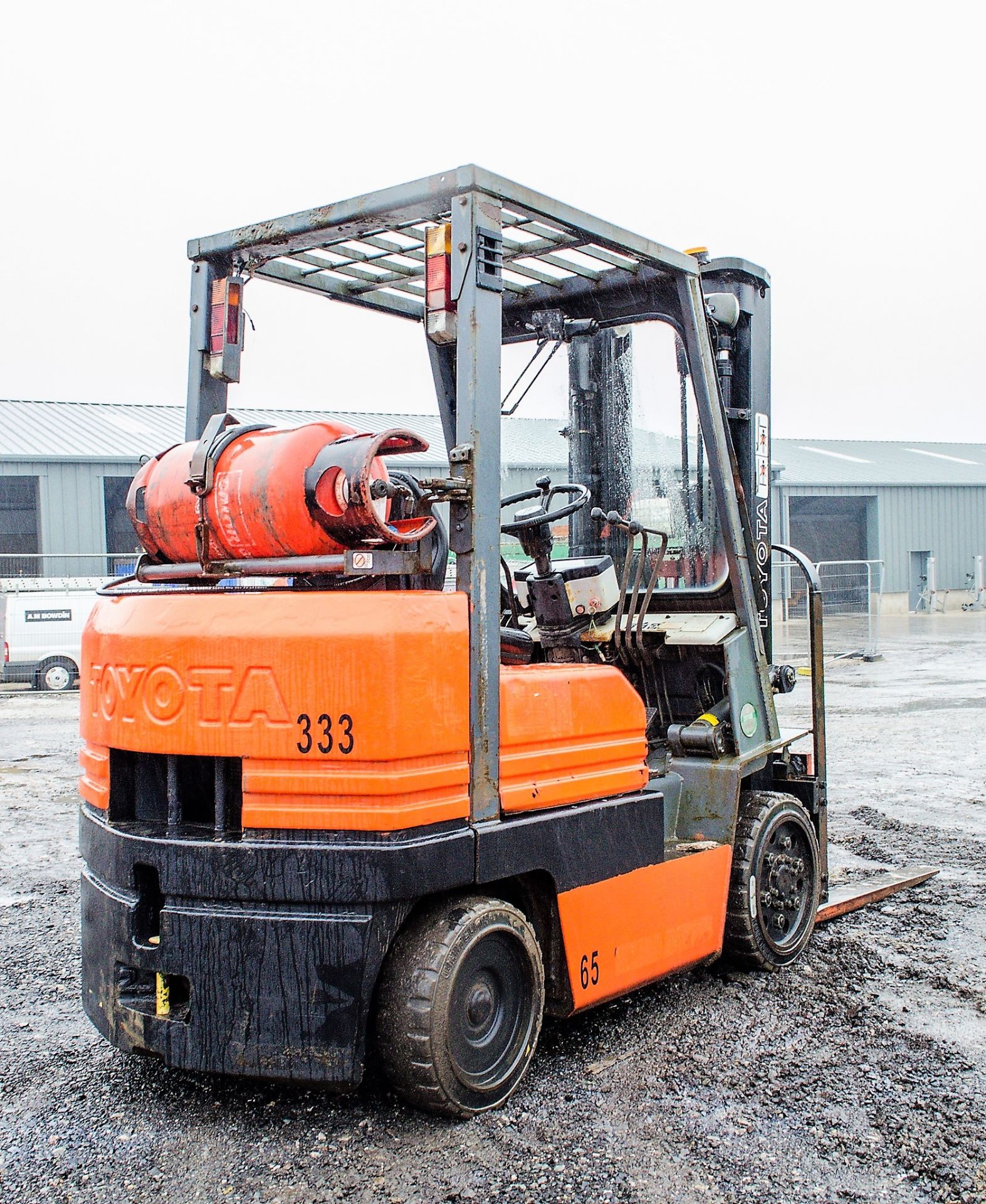 Toyota SFGC25 2.5 tonne gas powered fork lift truck Year: 1995 S/N: 83483 Recorded Hours: 13302 333 - Image 3 of 14