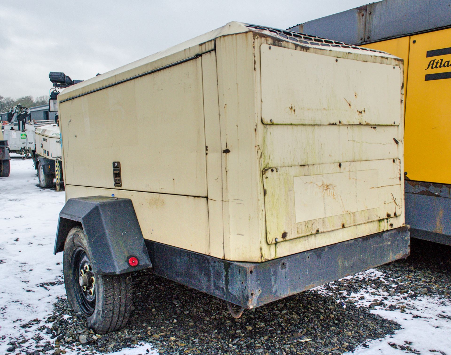 Doosan 7/120 400 cfm diesel driven mobile air compressor Year: 2011 S/N: 659219 Recorded Hours: 3506 - Image 2 of 5