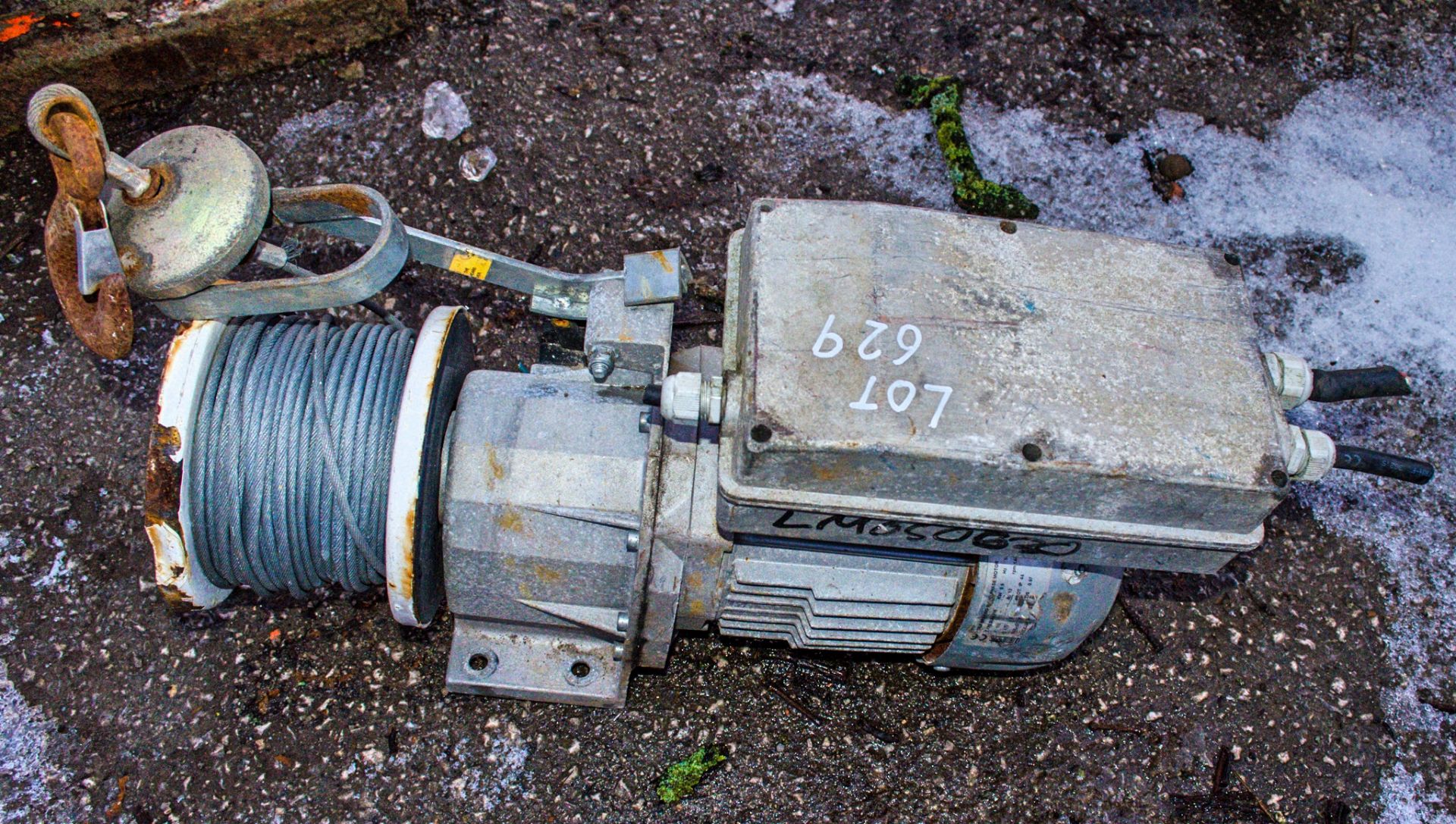 110v electric winch ** Parts missing **