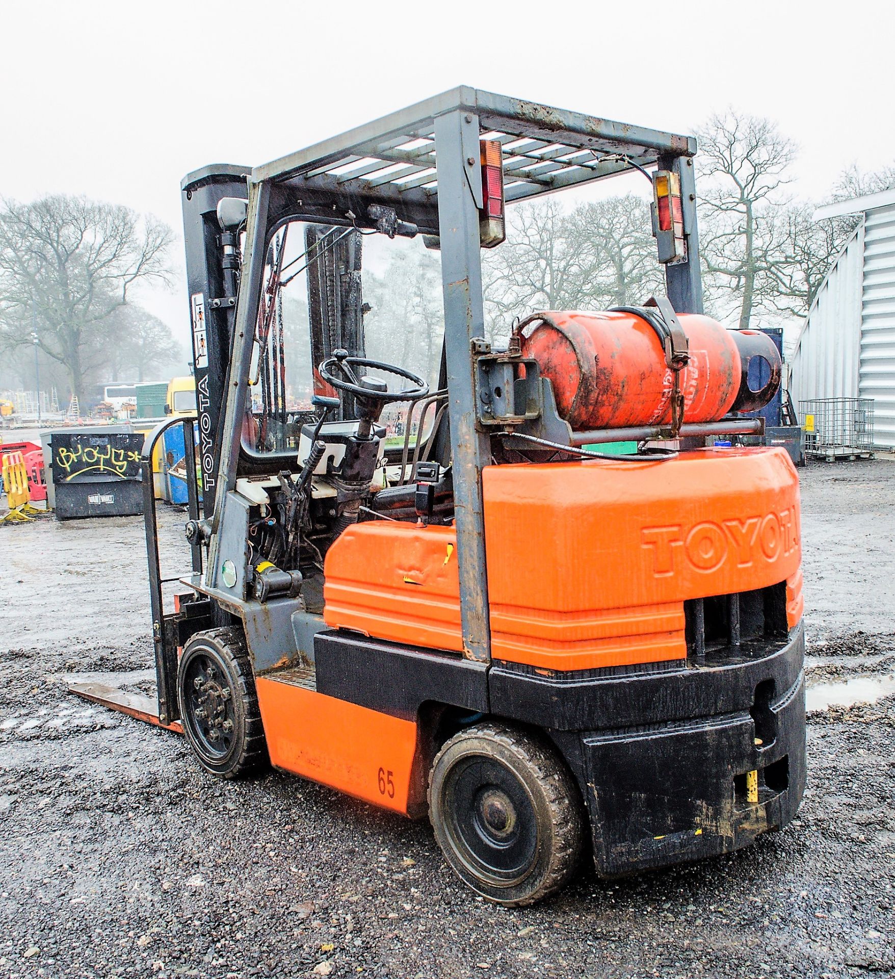 Toyota SFGC25 2.5 tonne gas powered fork lift truck Year: 1995 S/N: 83483 Recorded Hours: 13302 333 - Image 4 of 14