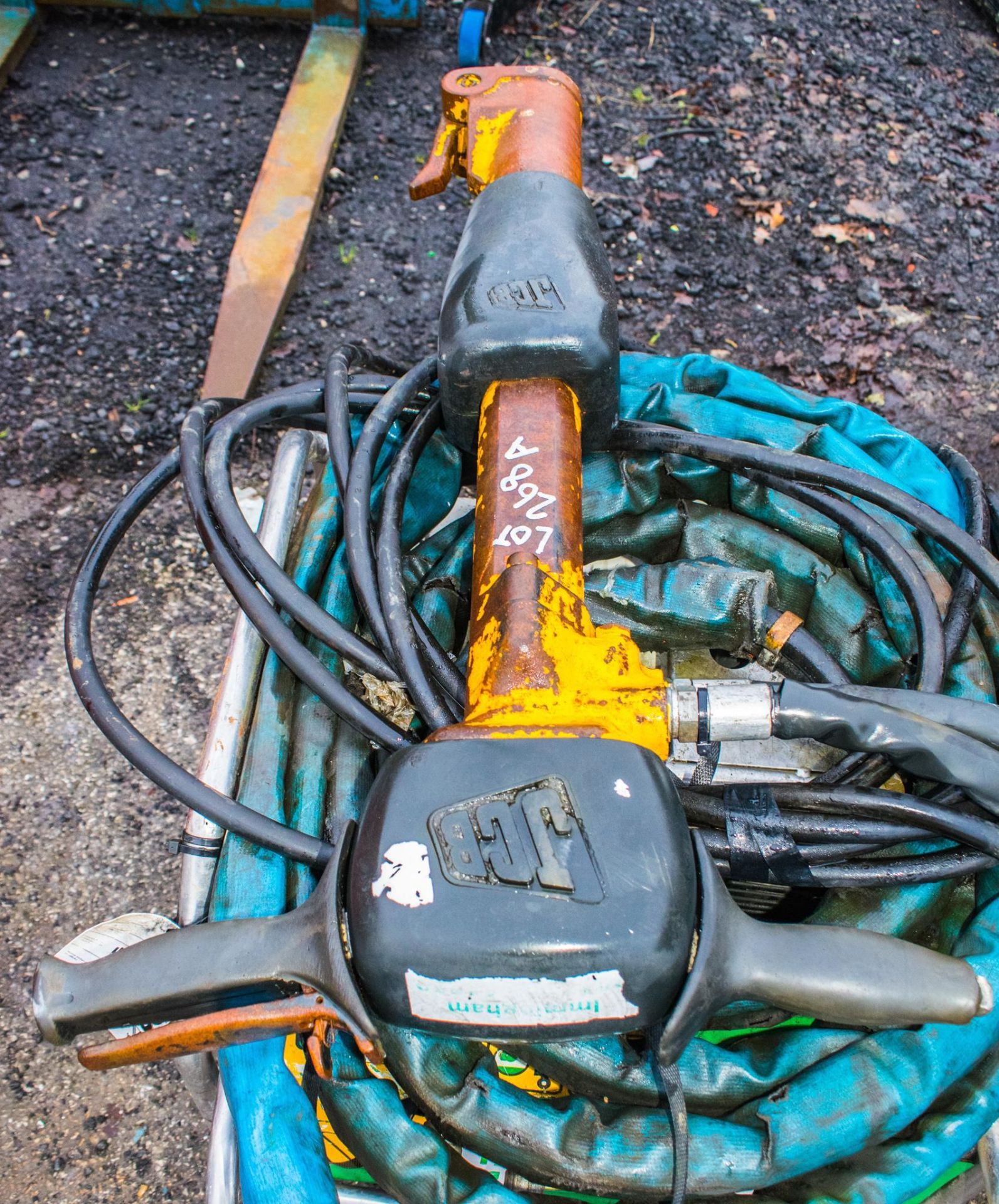 JCB Beaver petrol driven hydraulic power pack c/w hydraulic anti-vibe breaker - Image 2 of 3