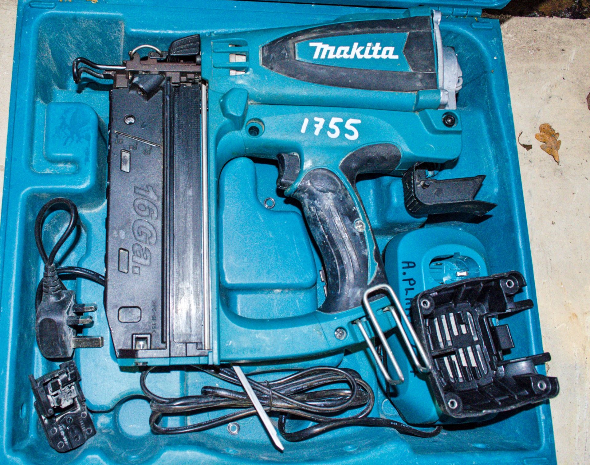 Makita cordless nail gun for spares c/w charger & carry case A847522