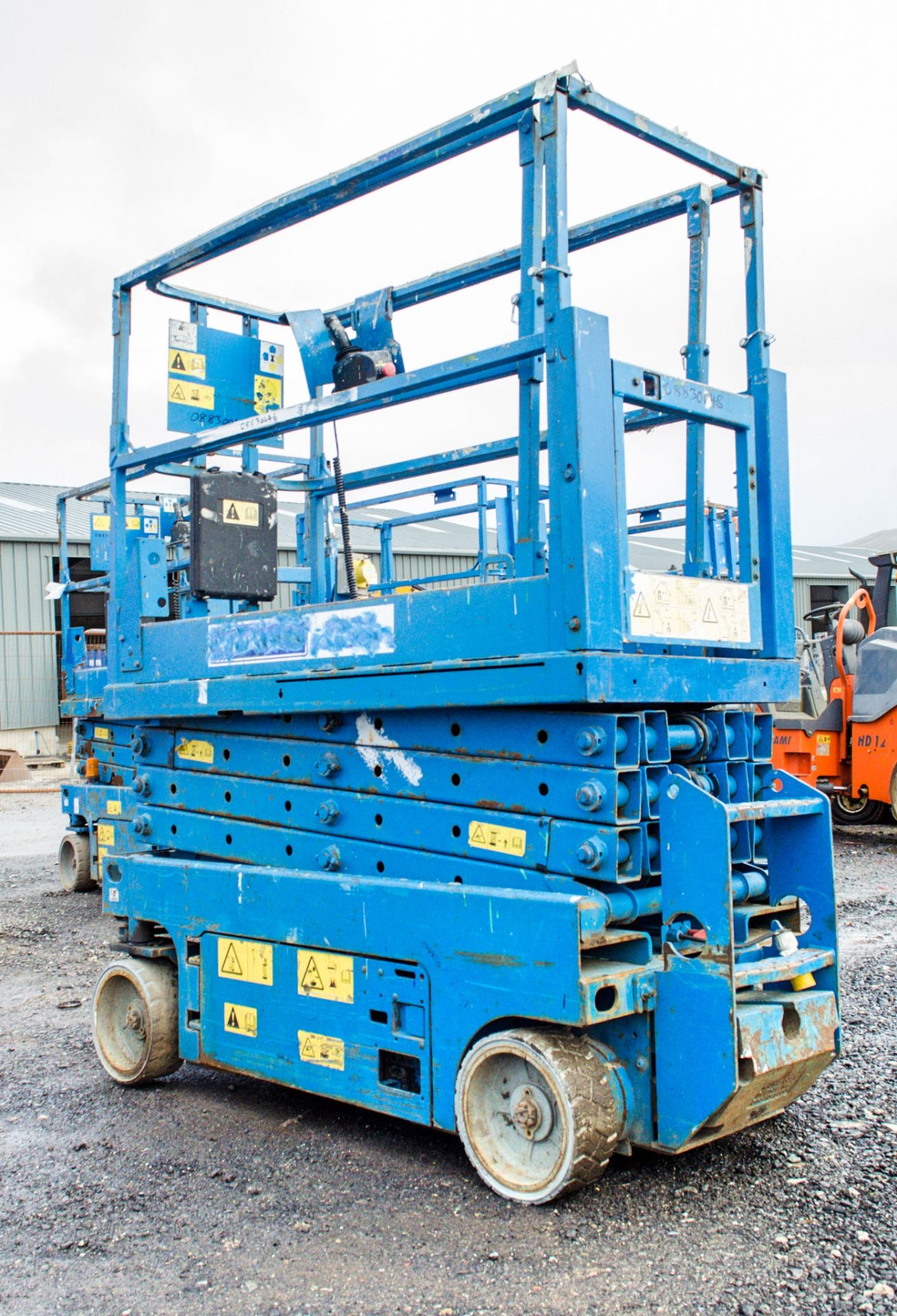Genie GS1932 battery electric scissor lift access platform Year: 2008 S/N: 91671 Recorded Hours: 403 - Image 3 of 7