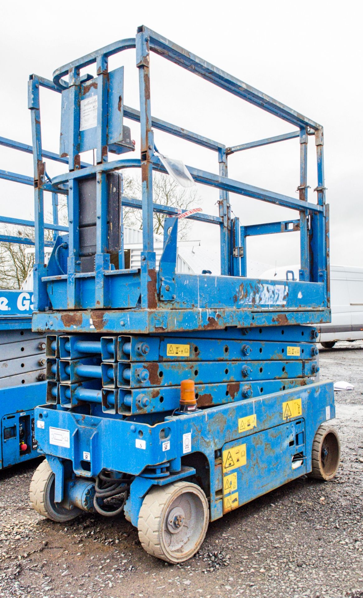 Genie GS1932 battery electric scissor lift access platform Year: 2008 S/N: 086292 Recorded Hours: - Image 3 of 6