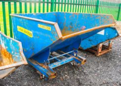 Fork lift tipping skip A746358