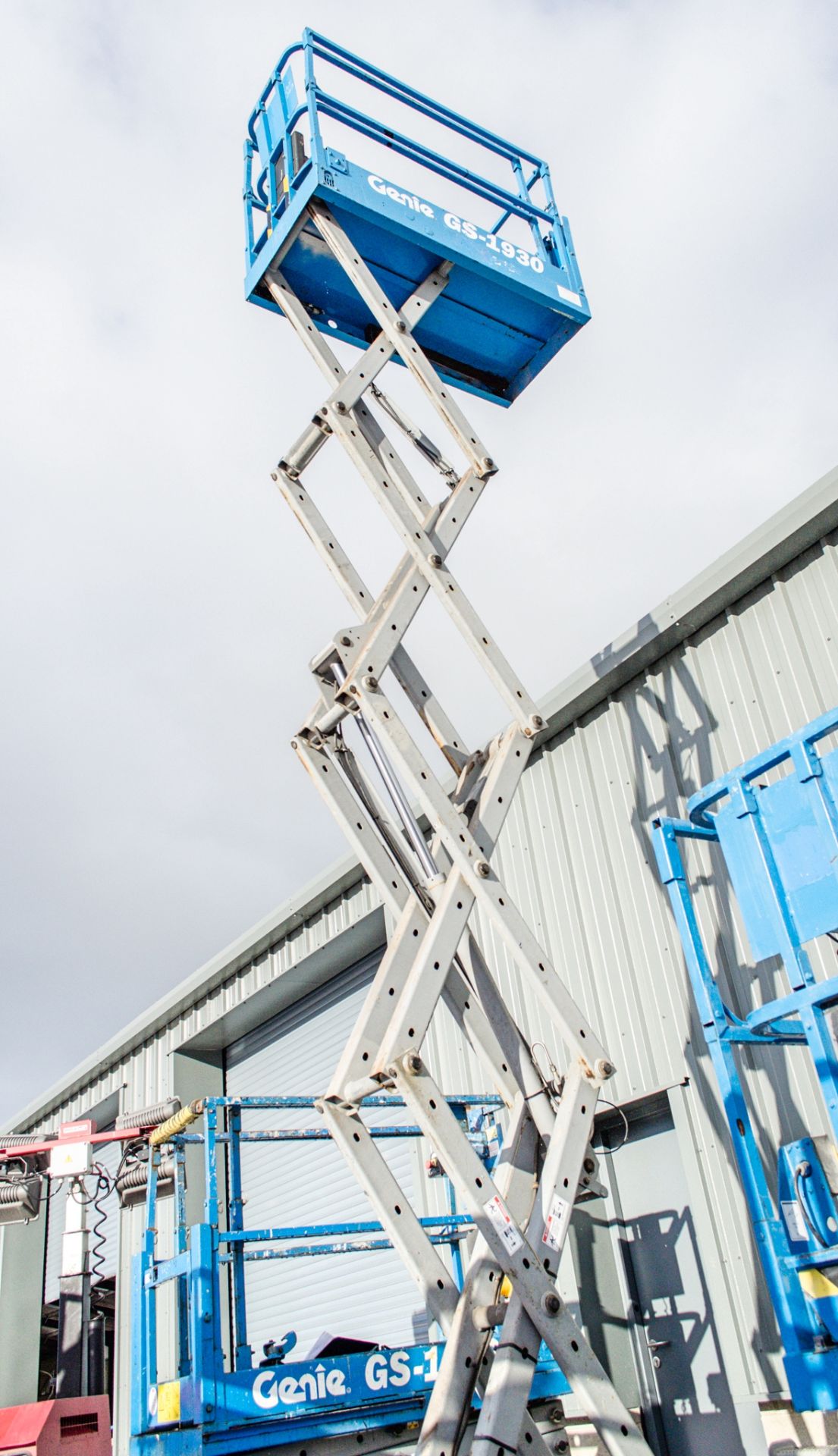 Genie GS1930 battery electric scissor lift Year: 1998 Recorded Hours: 584 08837006 - Image 5 of 6