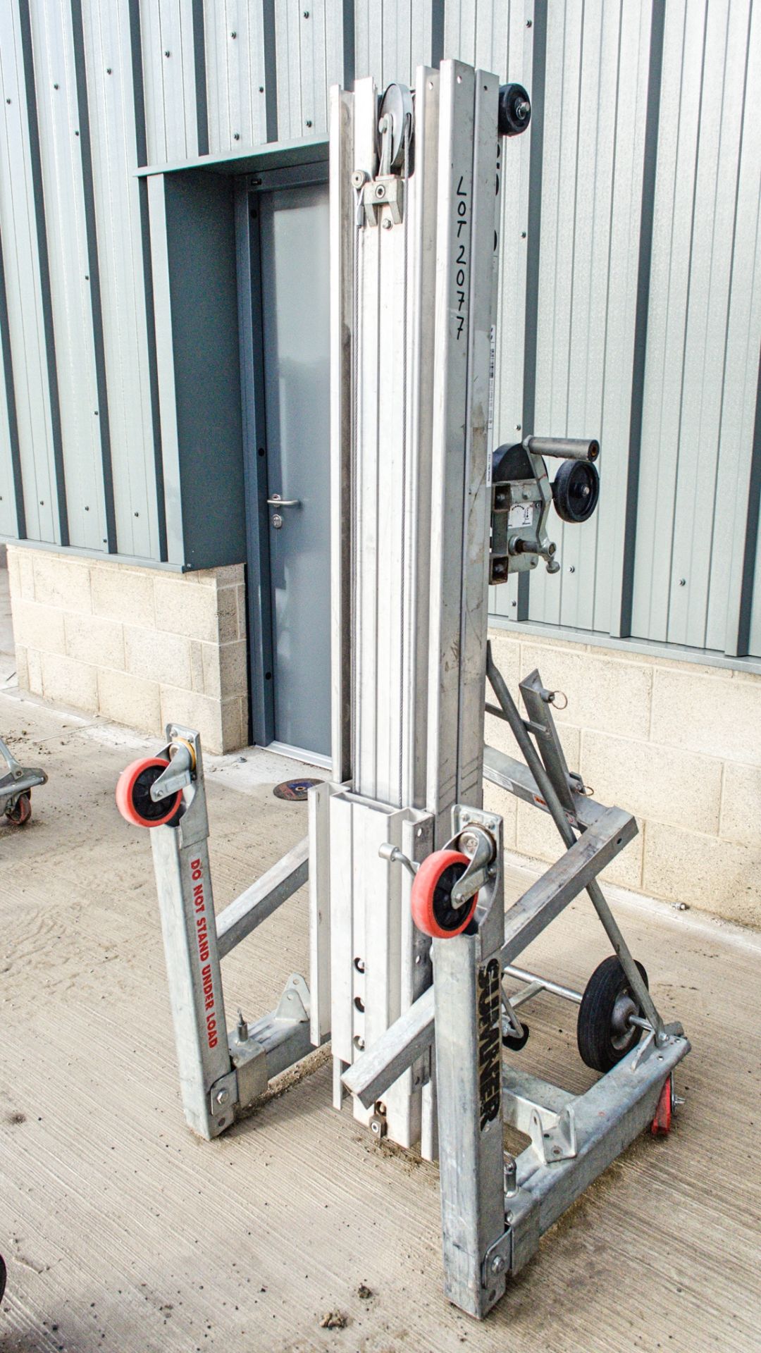 Sumner 2010 manual hoist LK84X928