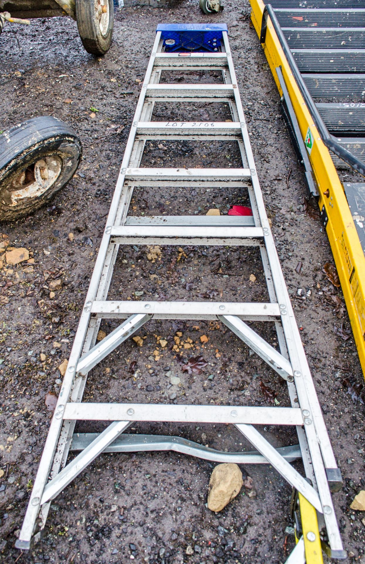 8 tread aluminium step ladder A943284