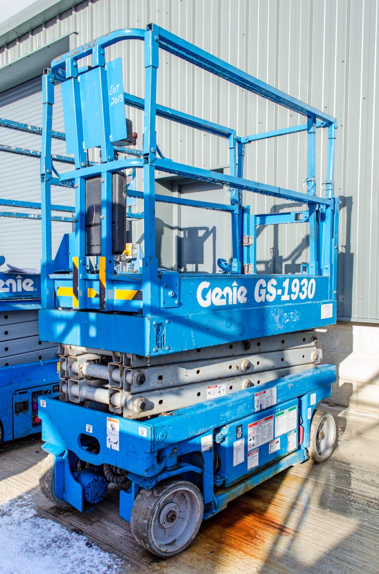 Genie GS1930 battery electric scissor lift Year: 1998 Recorded Hours: 584 08837006