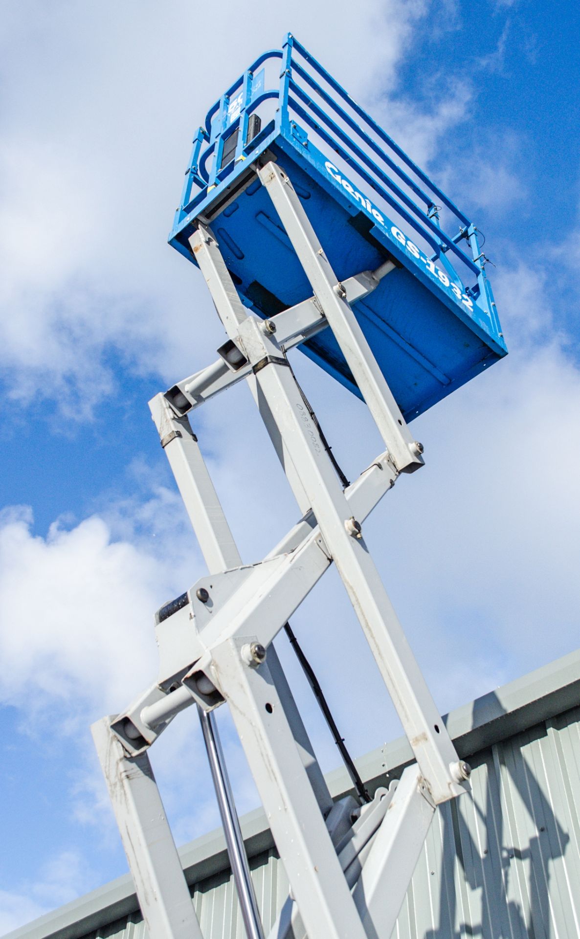Genie GS1932 battery electric scissor lift Year: 2016 Recorded Hours: 100 08830082 - Image 4 of 6