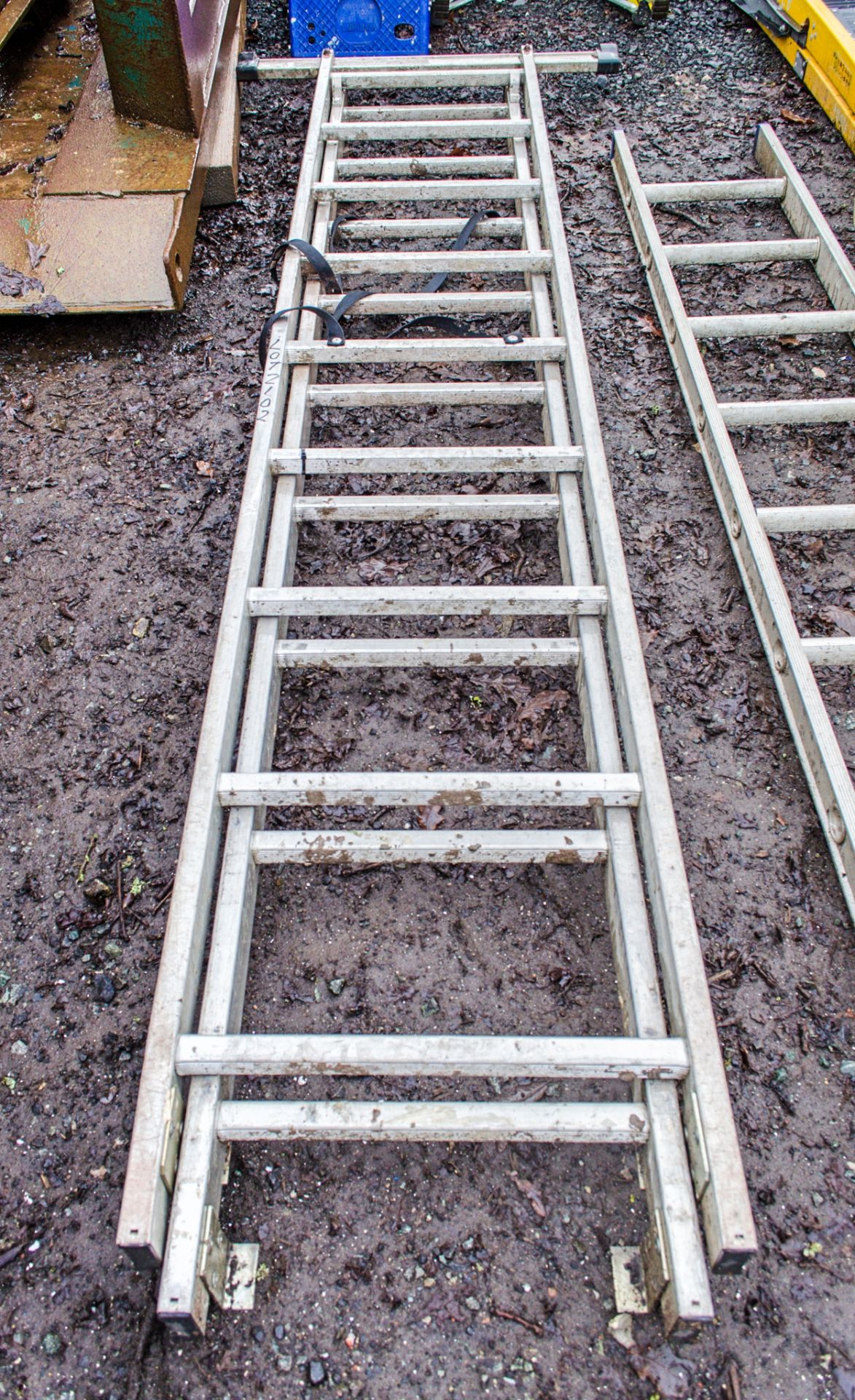 2 stage extending aluminium ladder A664727