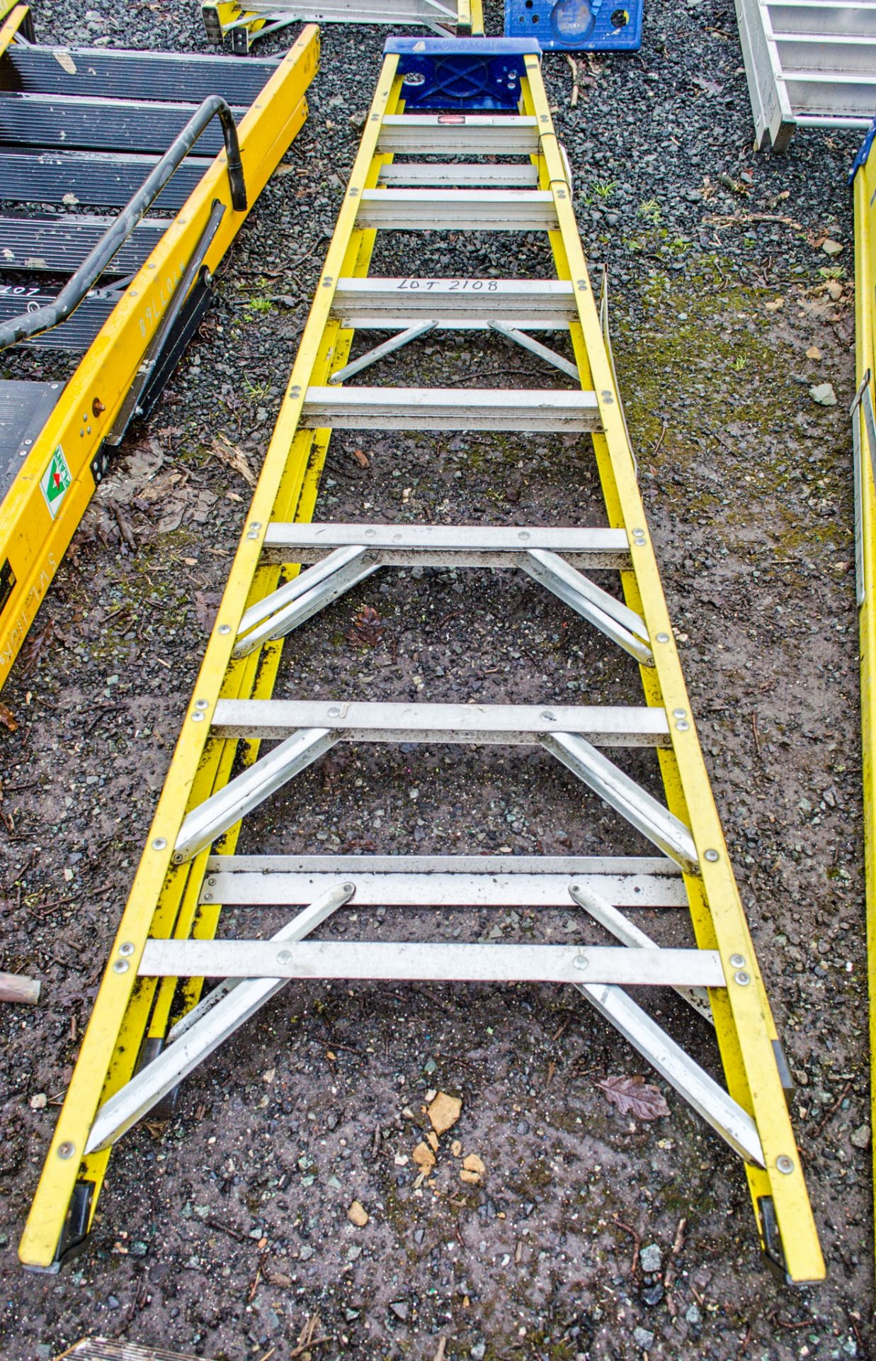 8 tread glass fibre framed step ladder A670161