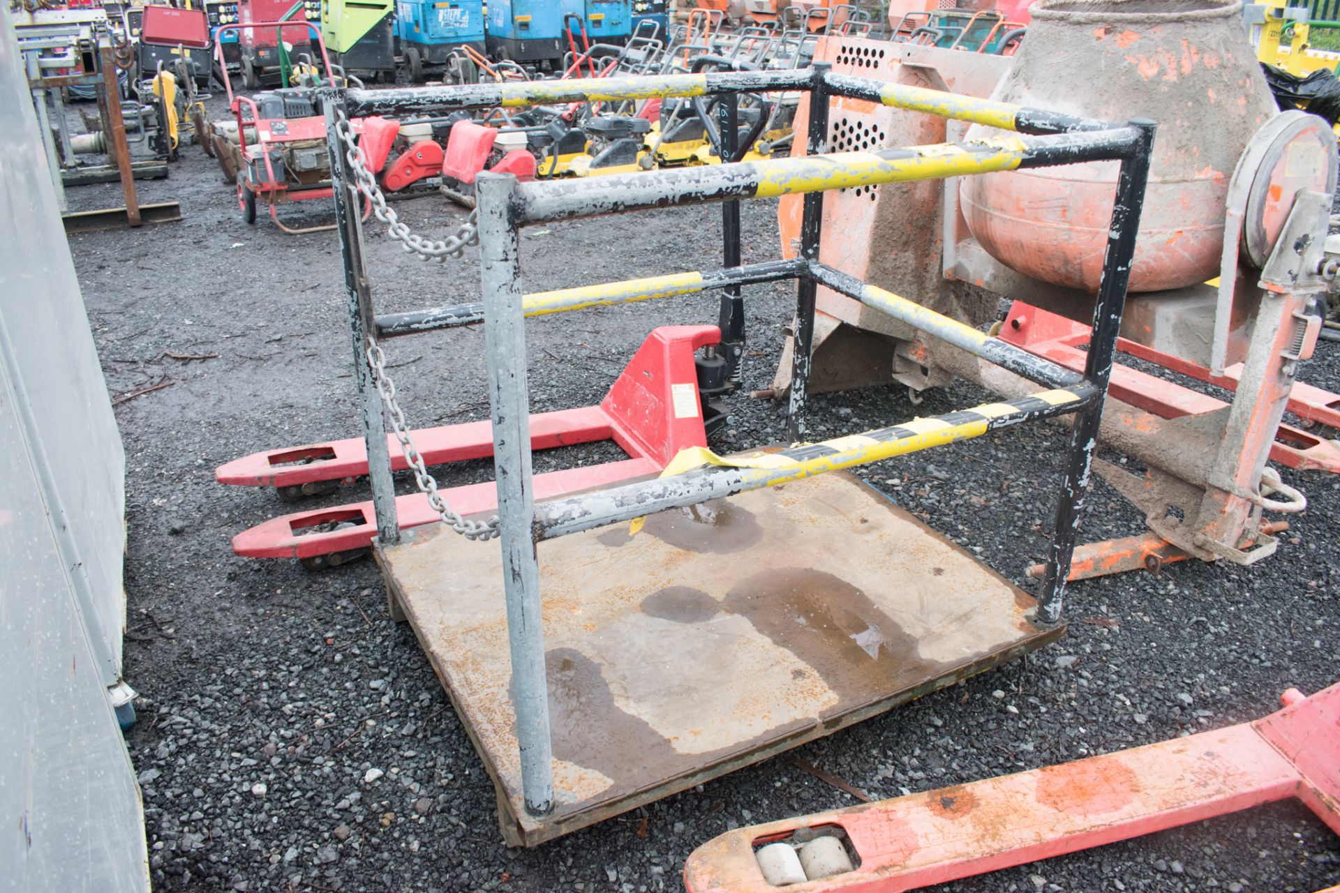 Steel personnel lifting cage