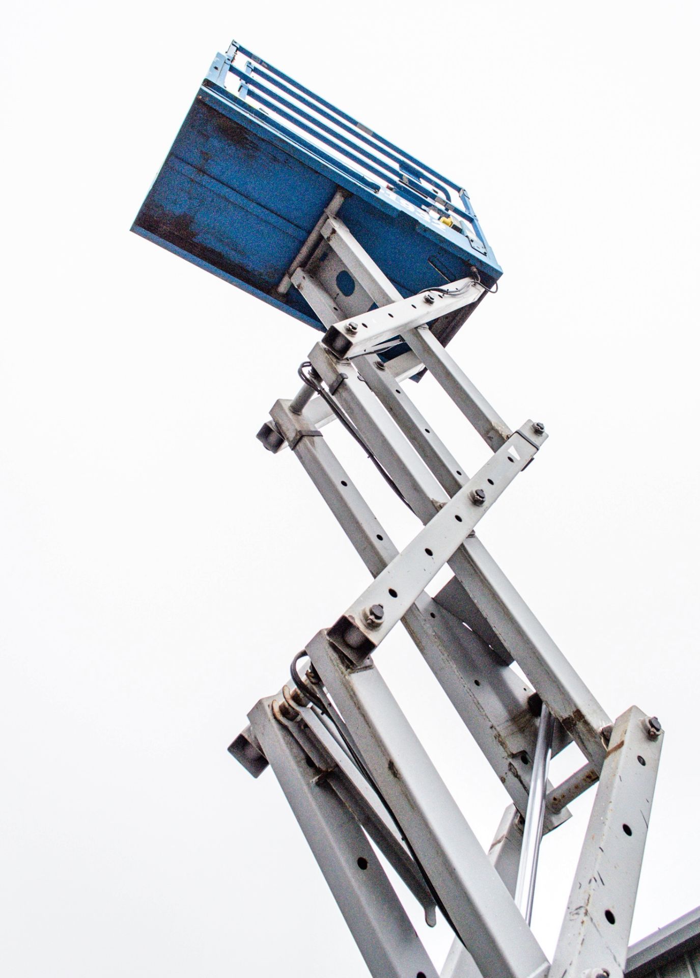 Genie GS1932 battery electric scissor lift Year: 2008 Recorded Hours: 291 S/N: 46201 - Image 4 of 6