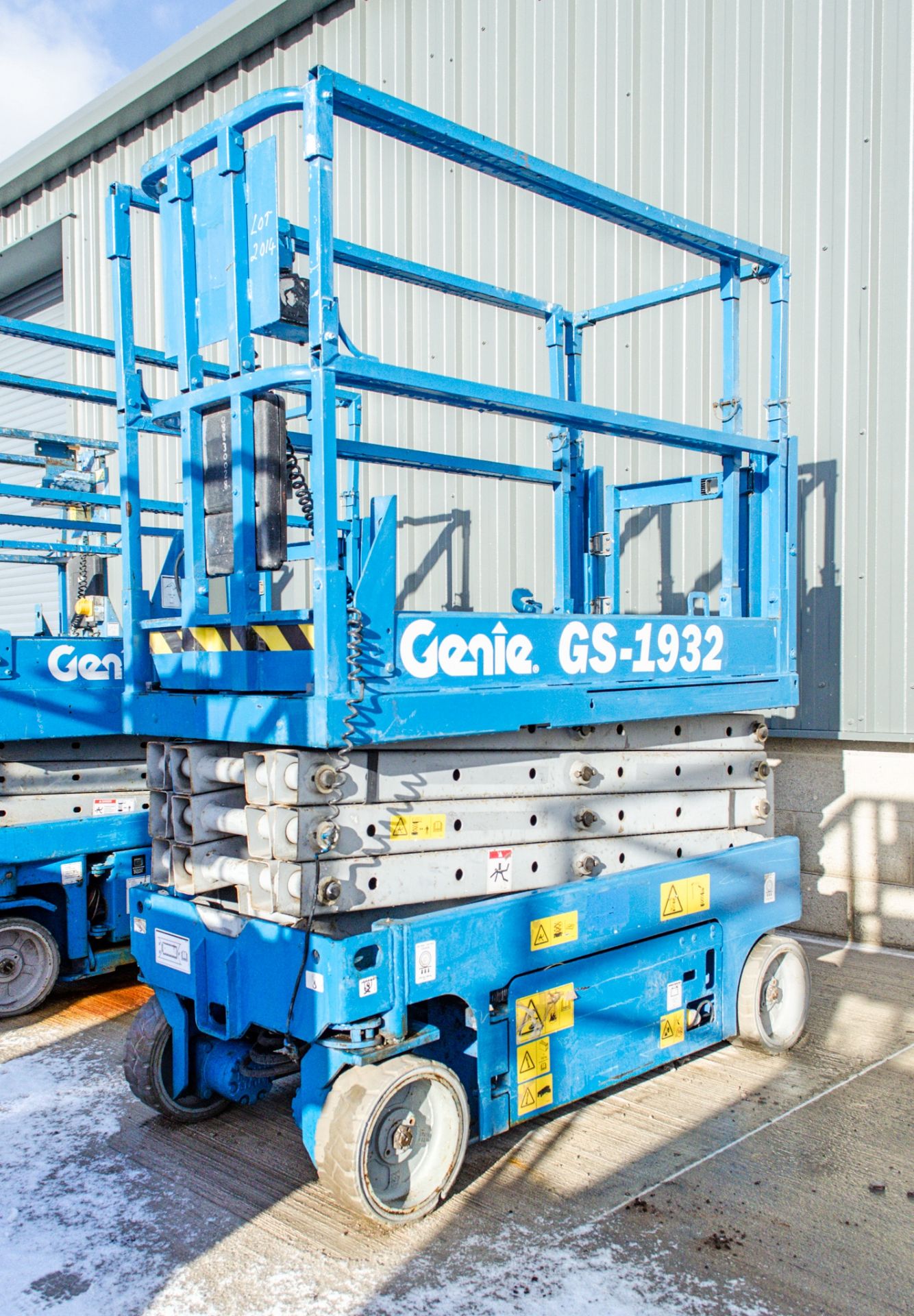 Genie GS1932 battery electric scissor lift Year: 2006 Recorded Hours: 316 08830028